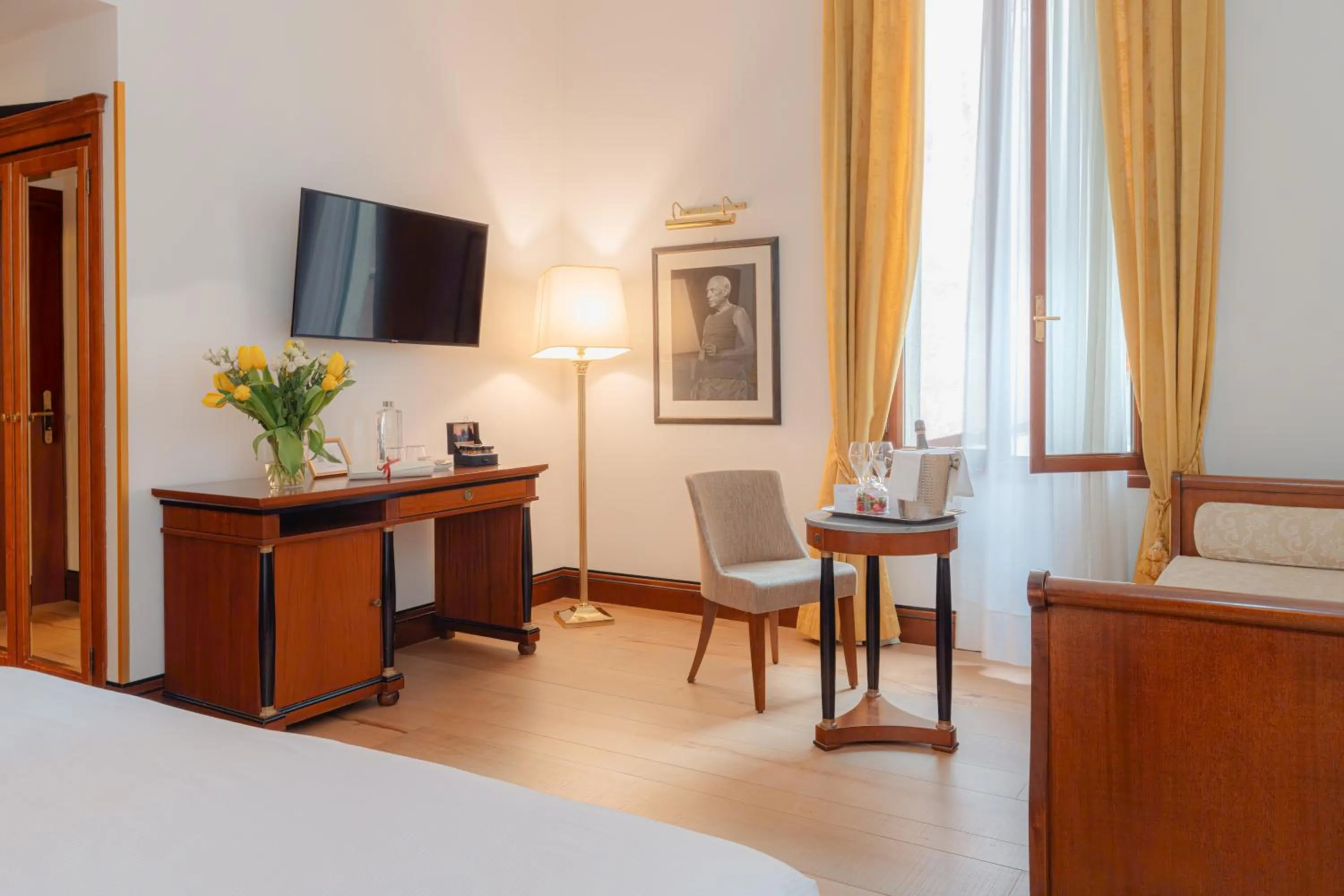 Photo of the whole room, Bed in All’Angelo Art Hotel