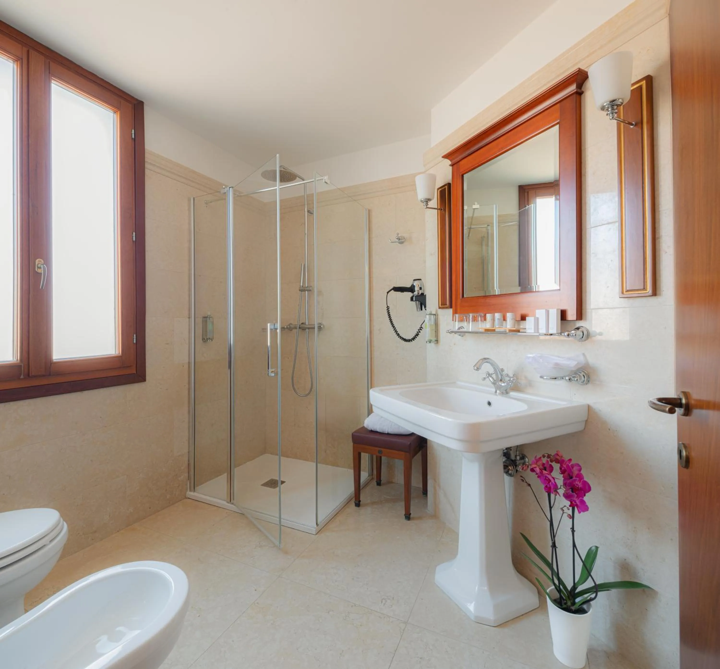 Bathroom in All’Angelo Art Hotel