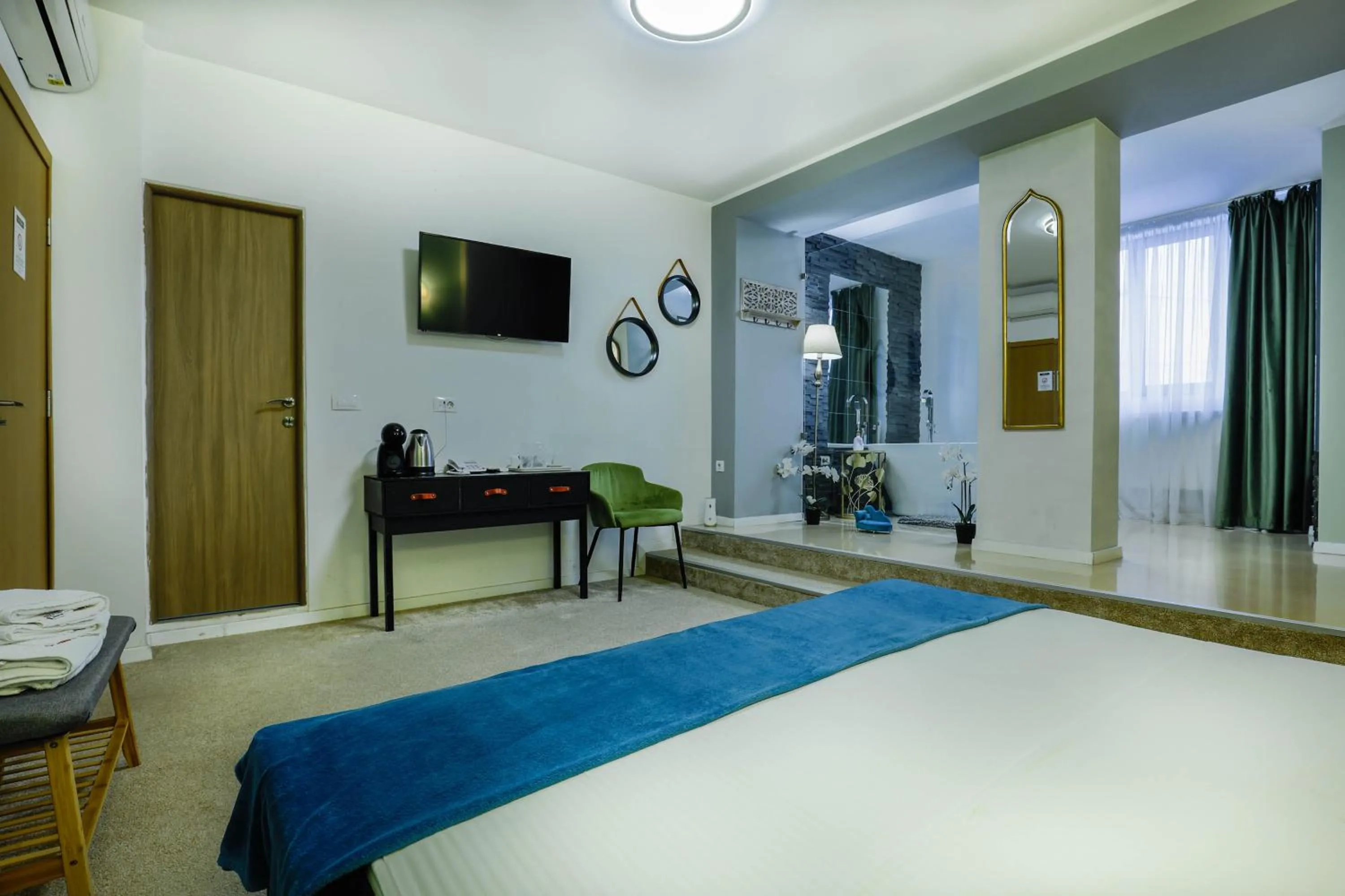 Photo of the whole room, Bed in Hotel City Break