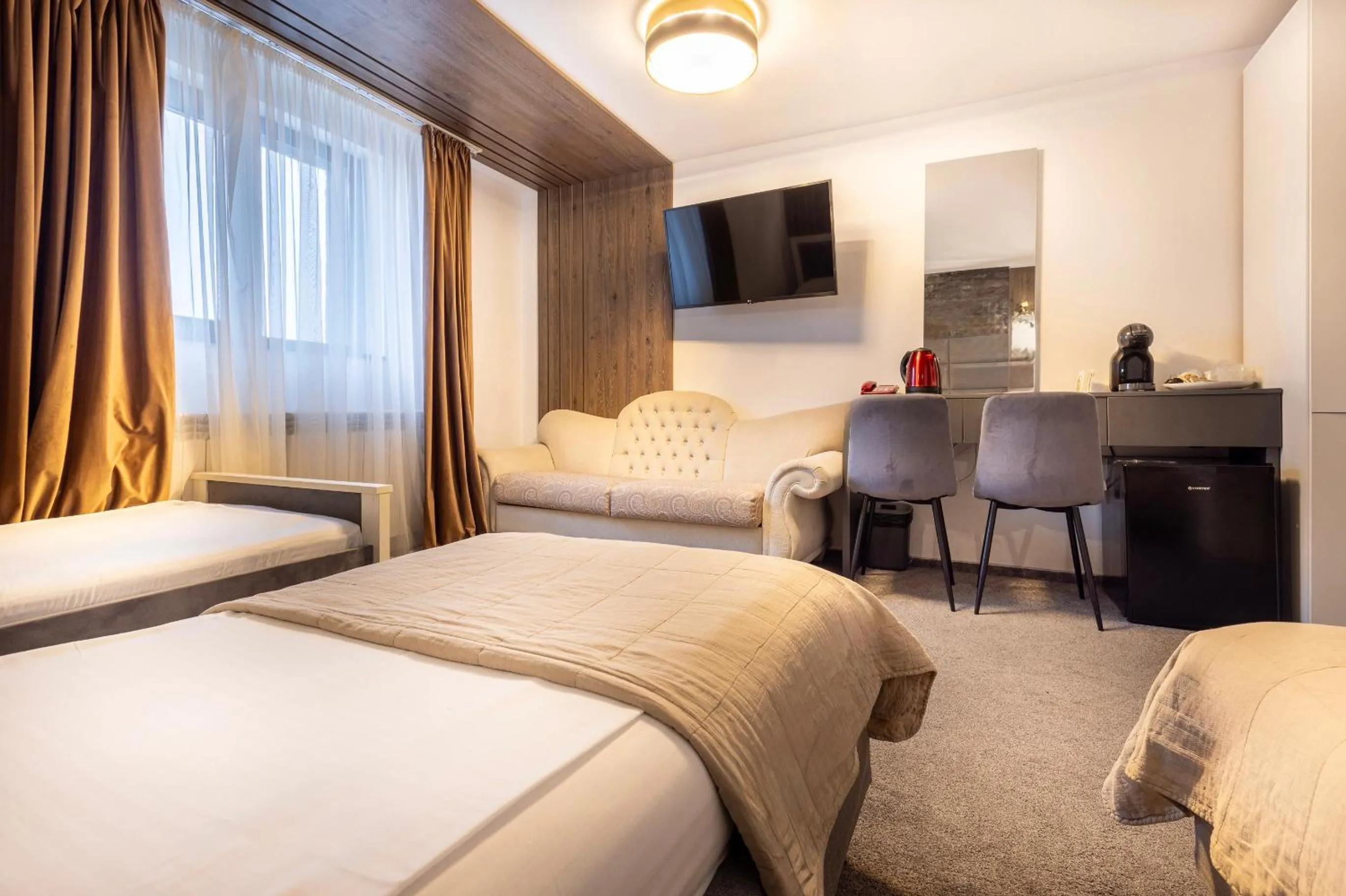 Seating area, Bed in Hotel City Break