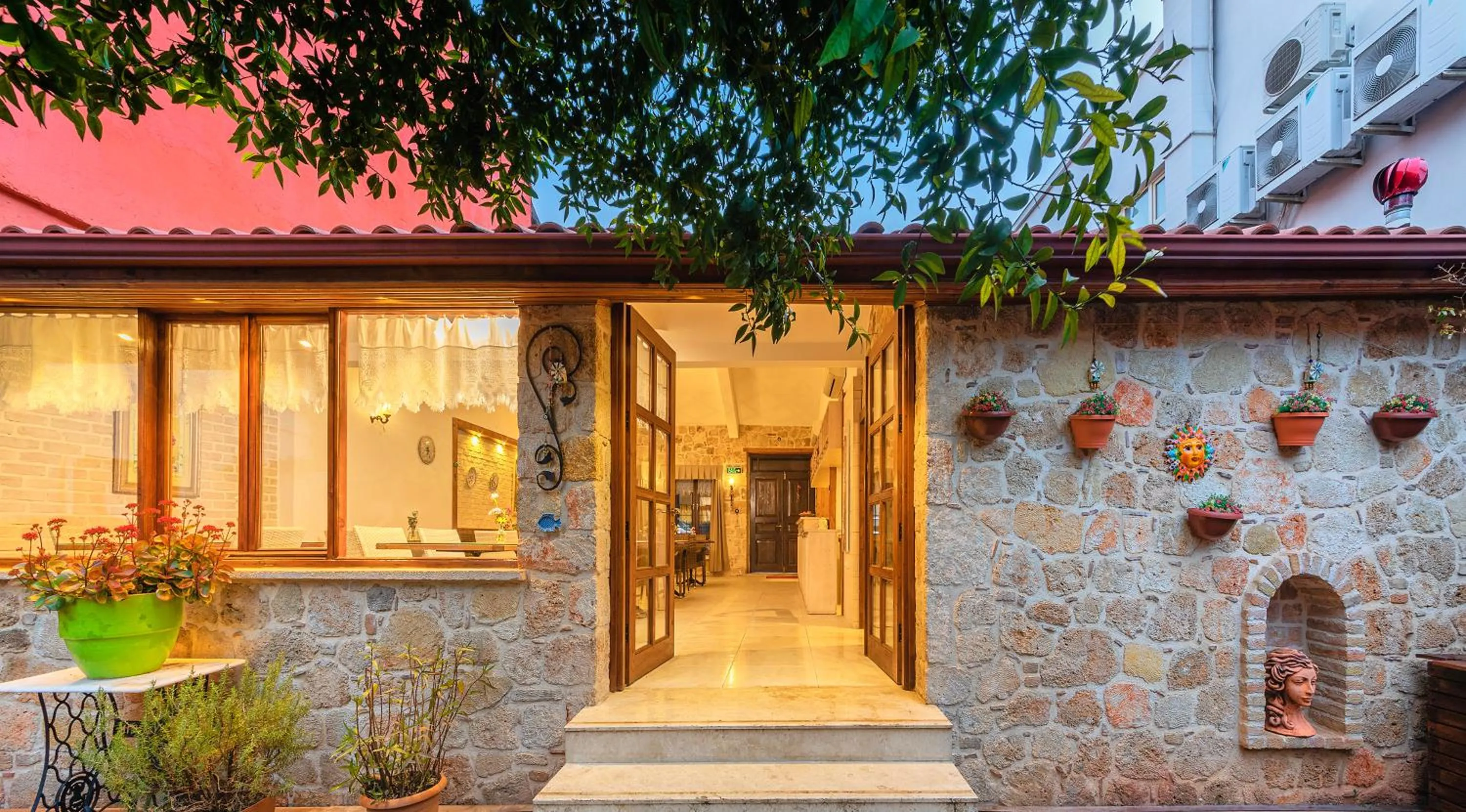 Restaurant/places to eat in Zemira Garden Hotel