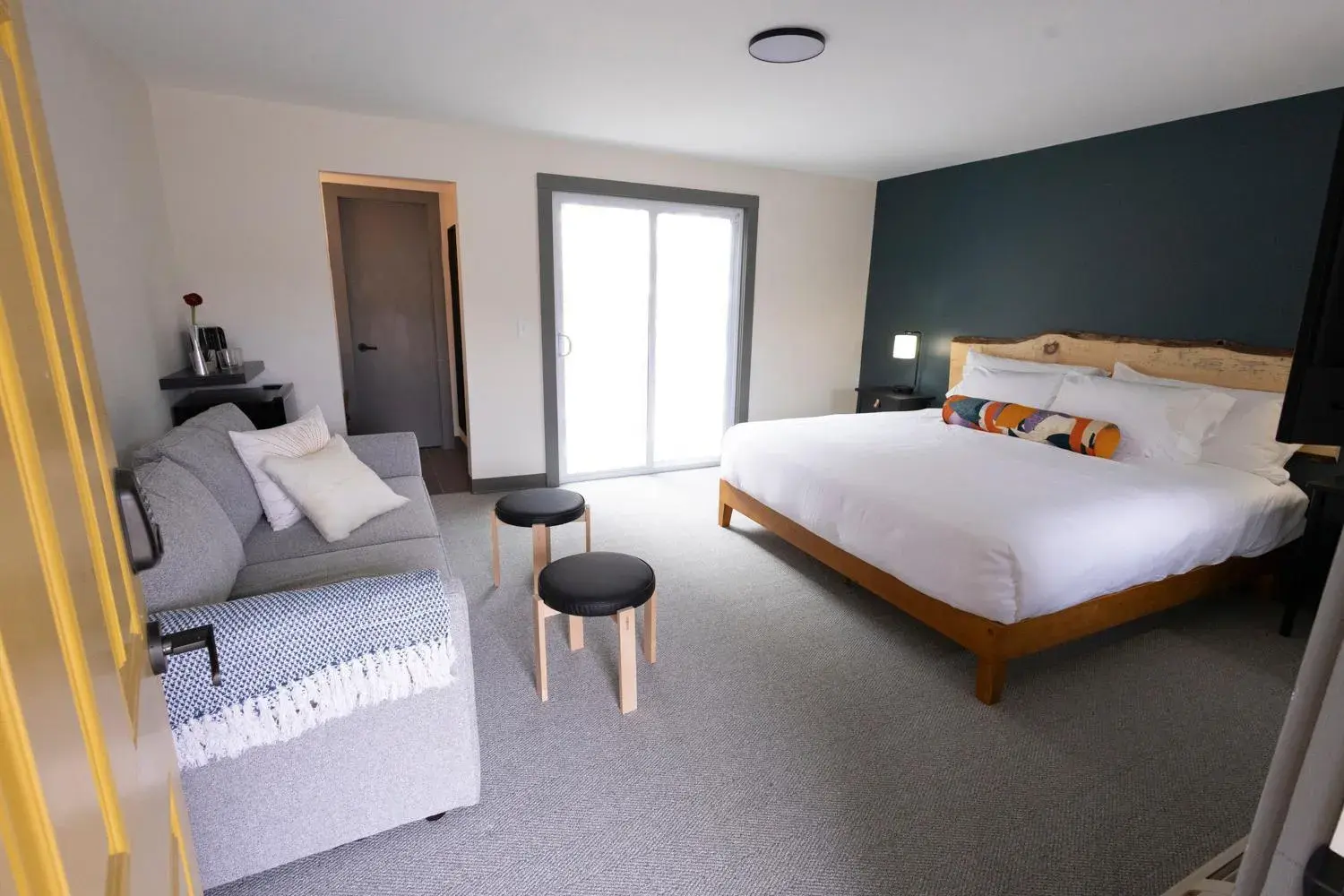 Deluxe King Room in East Rock Inn Deluxe King Room in East Rock Inn