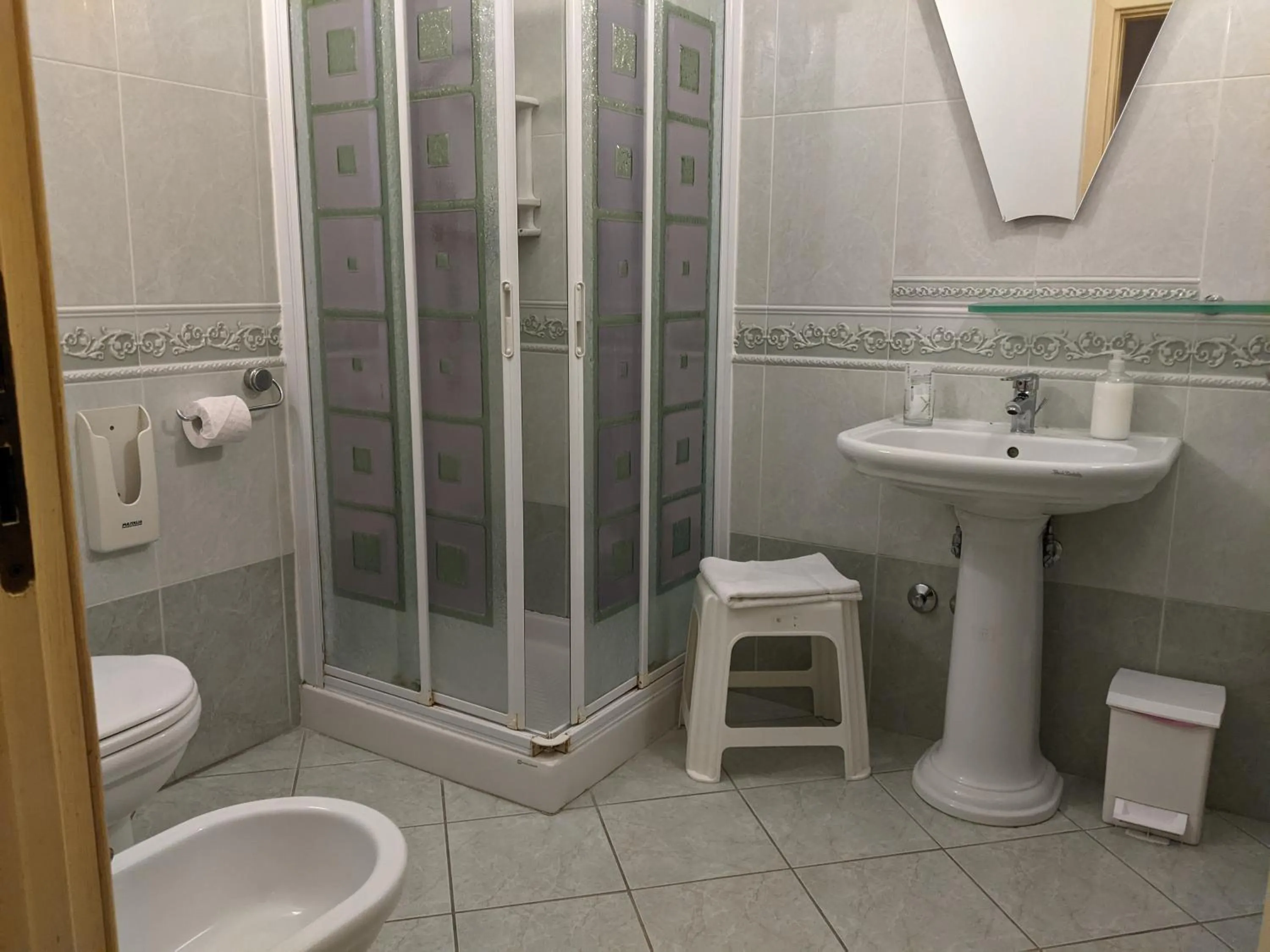 Bathroom in D'Elite Room & Breakfast