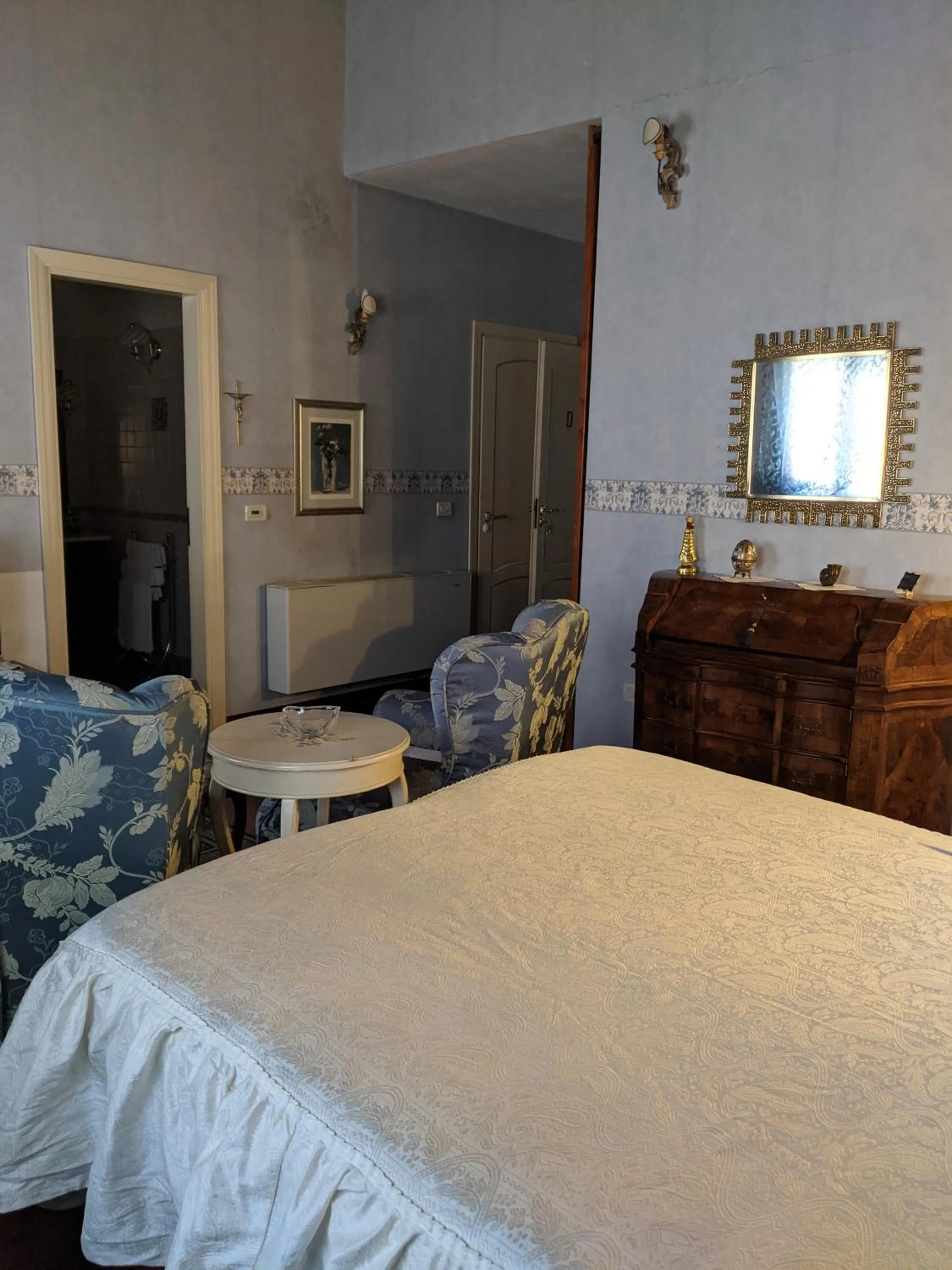 Photo of the whole room, Bed in D'Elite Room & Breakfast