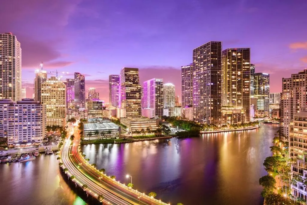 Stunning Little Havana Suites Close to airport, Calle Ocho, Brickell, Wynwood and the Beaches - Free Parking