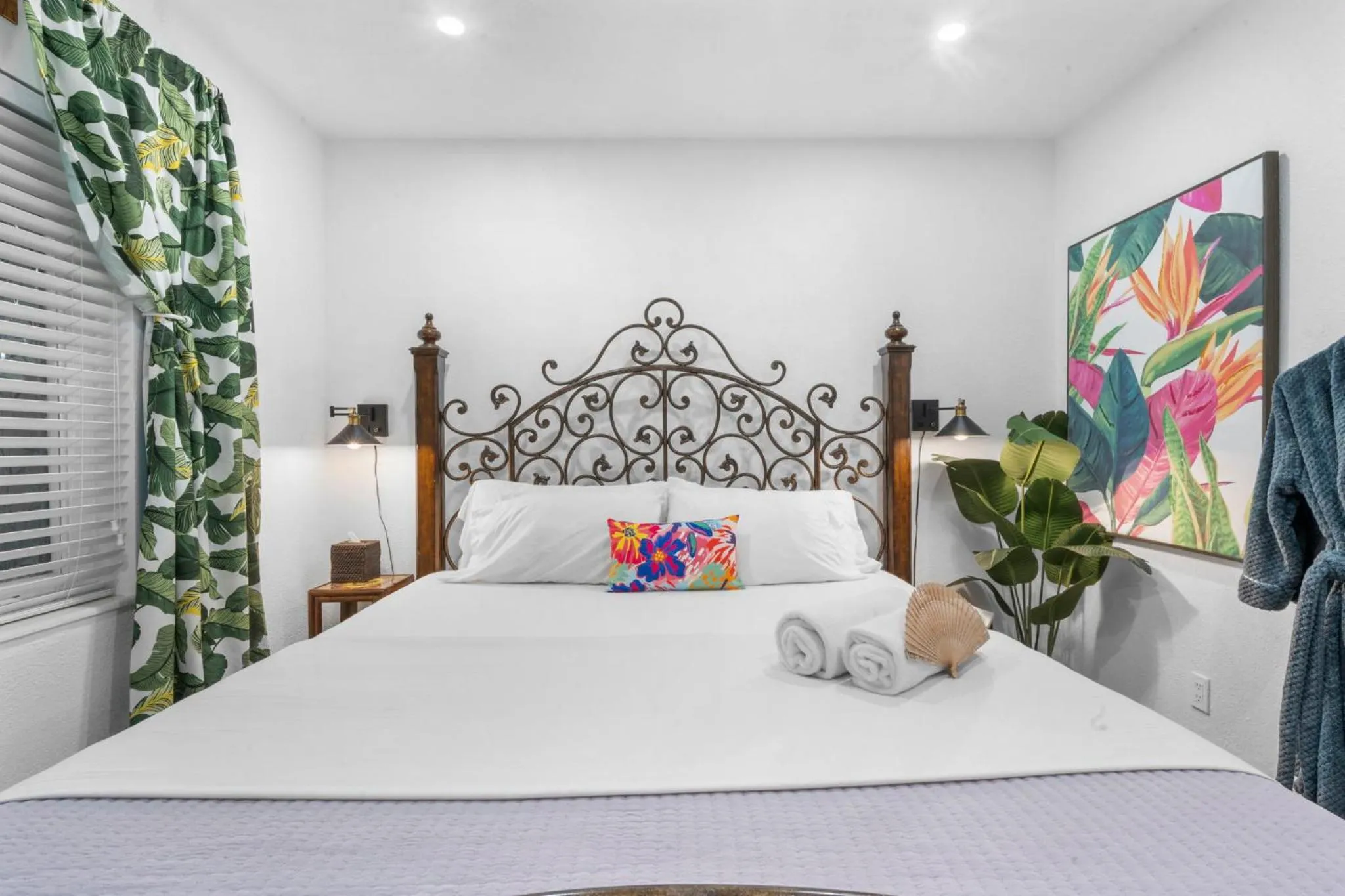 Bed in Stunning Little Havana Suites Close to airport, Calle Ocho, Brickell, Wynwood and the Beaches - Free Parking