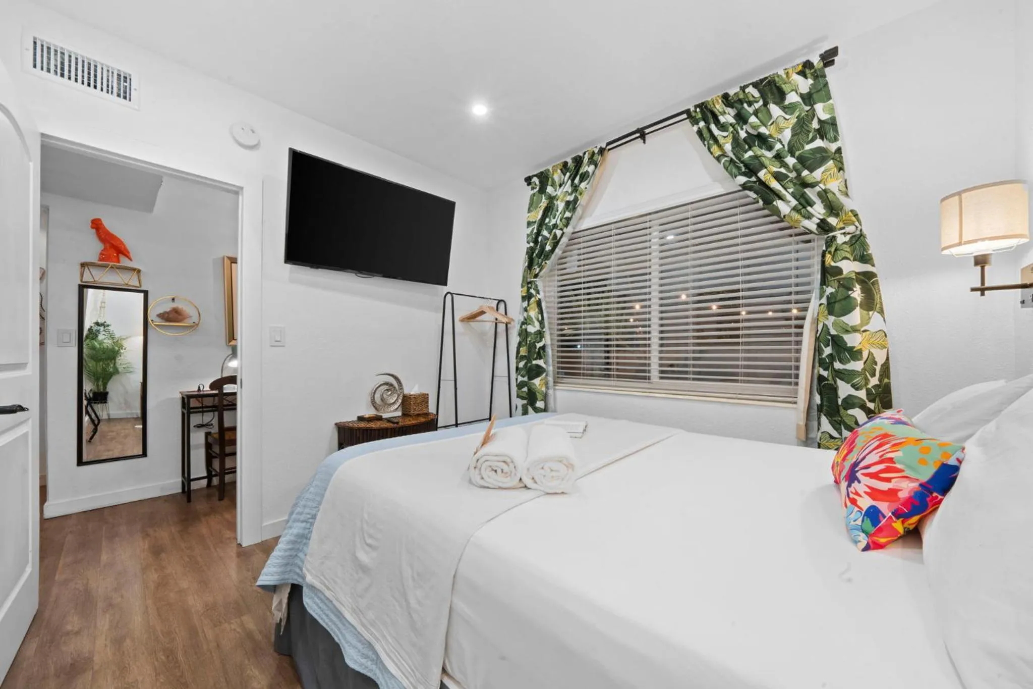 Bed in Stunning Little Havana Suites Close to airport, Calle Ocho, Brickell, Wynwood and the Beaches - Free Parking