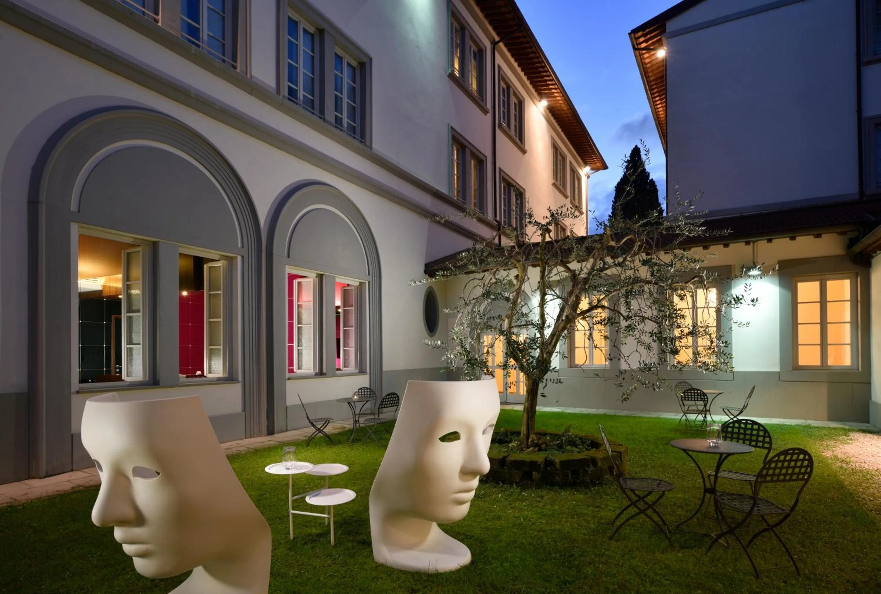 Property building in UNA Hotels Vittoria Firenze