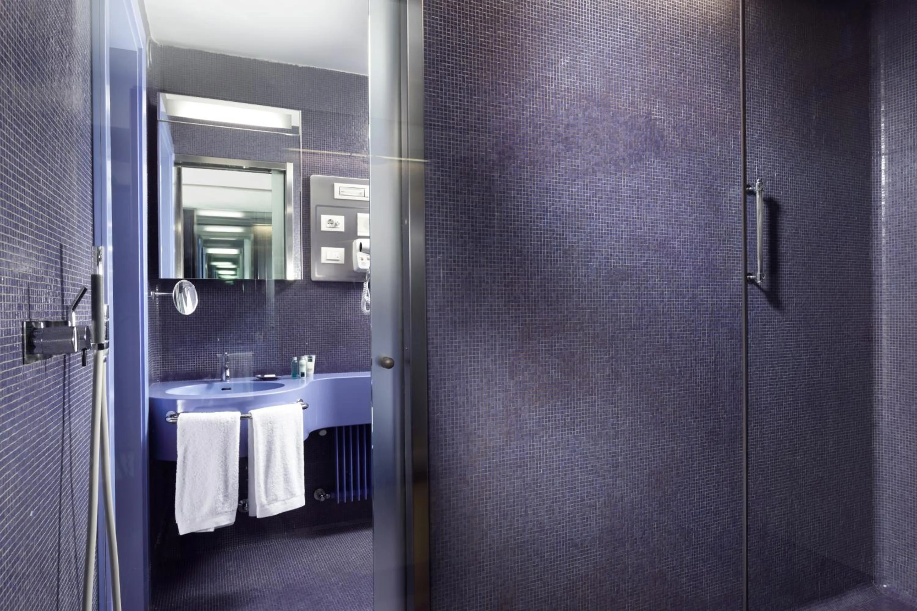 Bathroom in UNA Hotels Vittoria Firenze