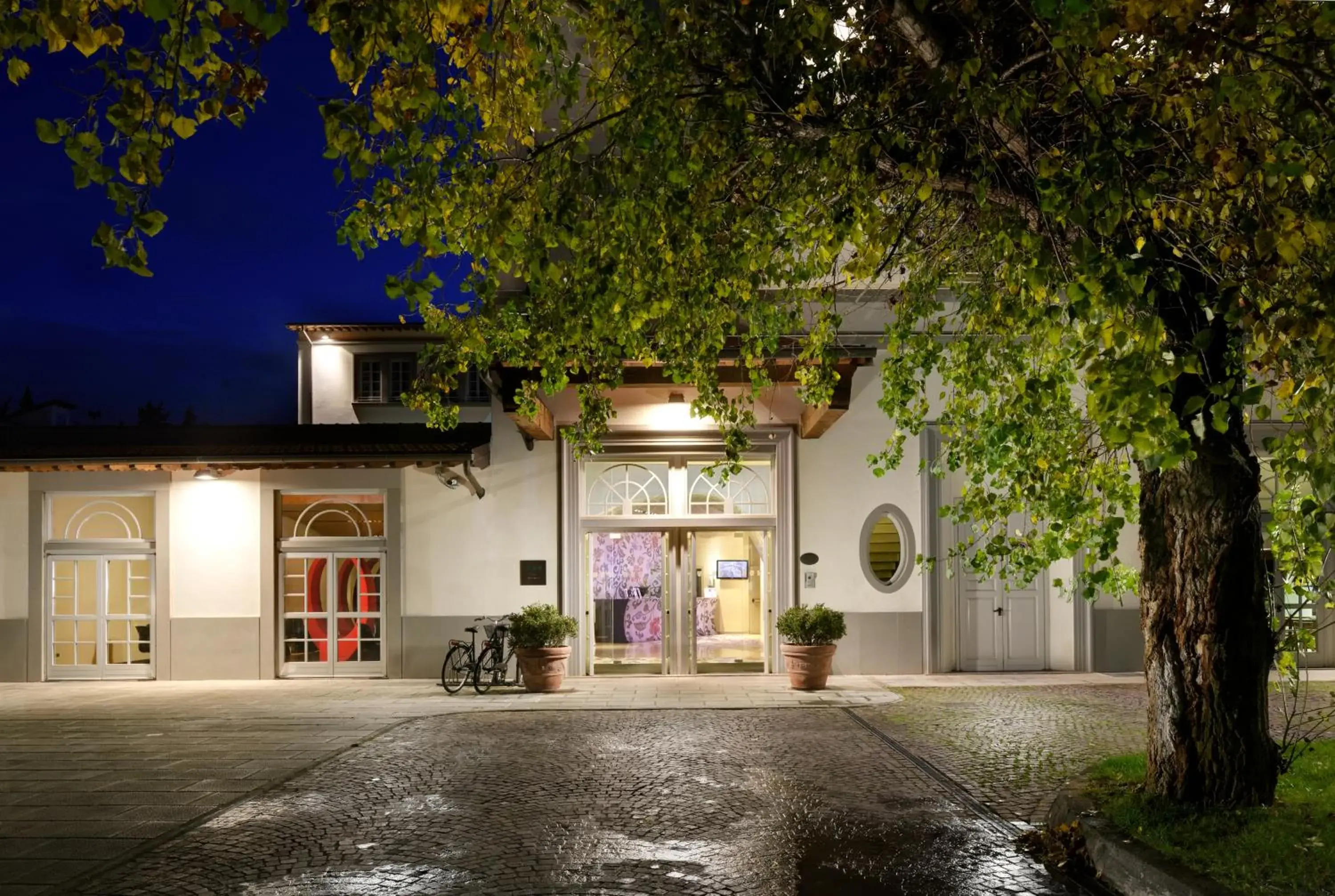 Facade/entrance in UNA Hotels Vittoria Firenze Facade/entrance in UNA Hotels Vittoria Firenze