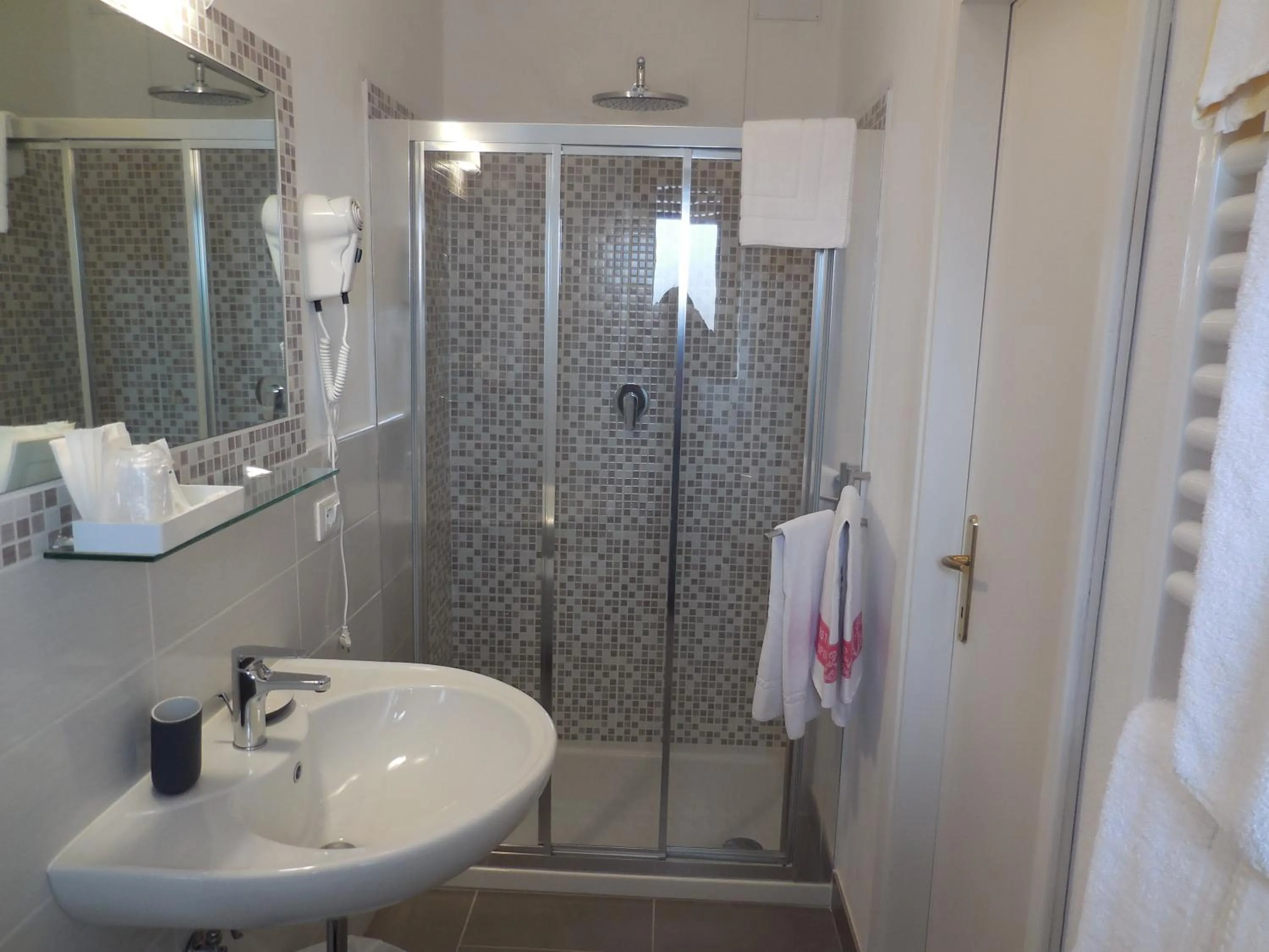 Shower in Hotel Lupori