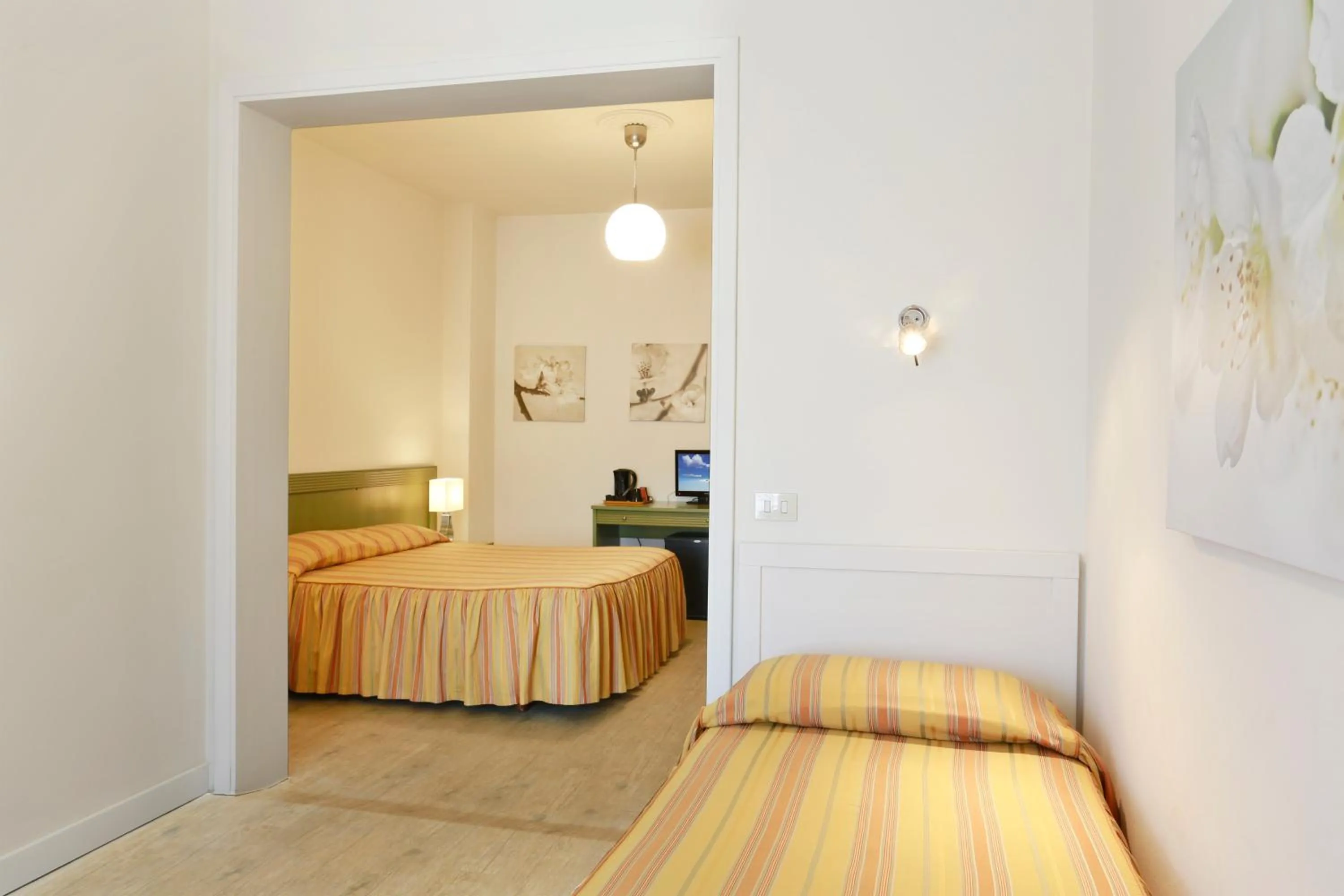 Coffee/tea facilities, Bed in Hotel Lupori