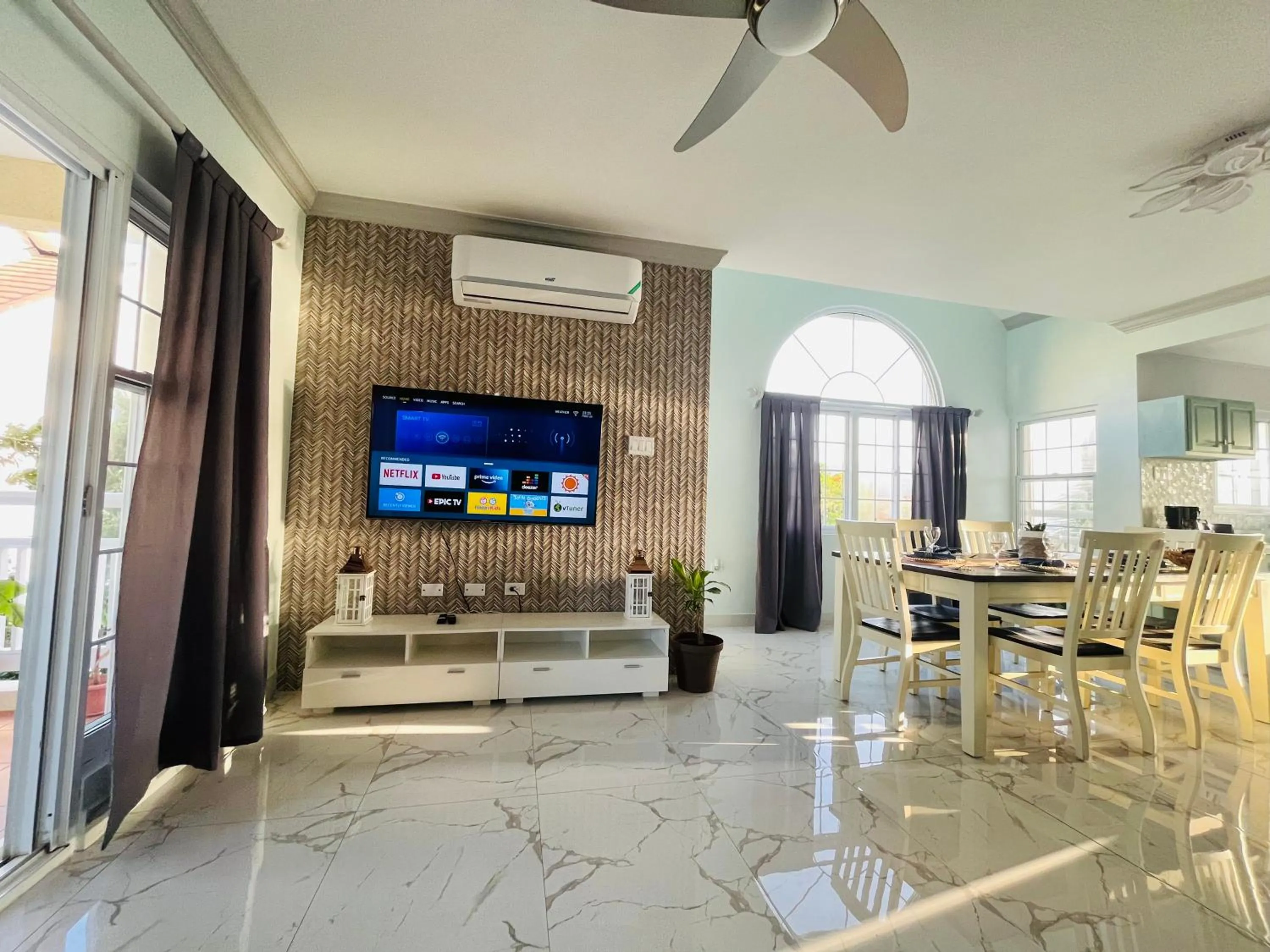 Communal lounge/ TV room in Luxury Apartments and Rooms,The Lagoons