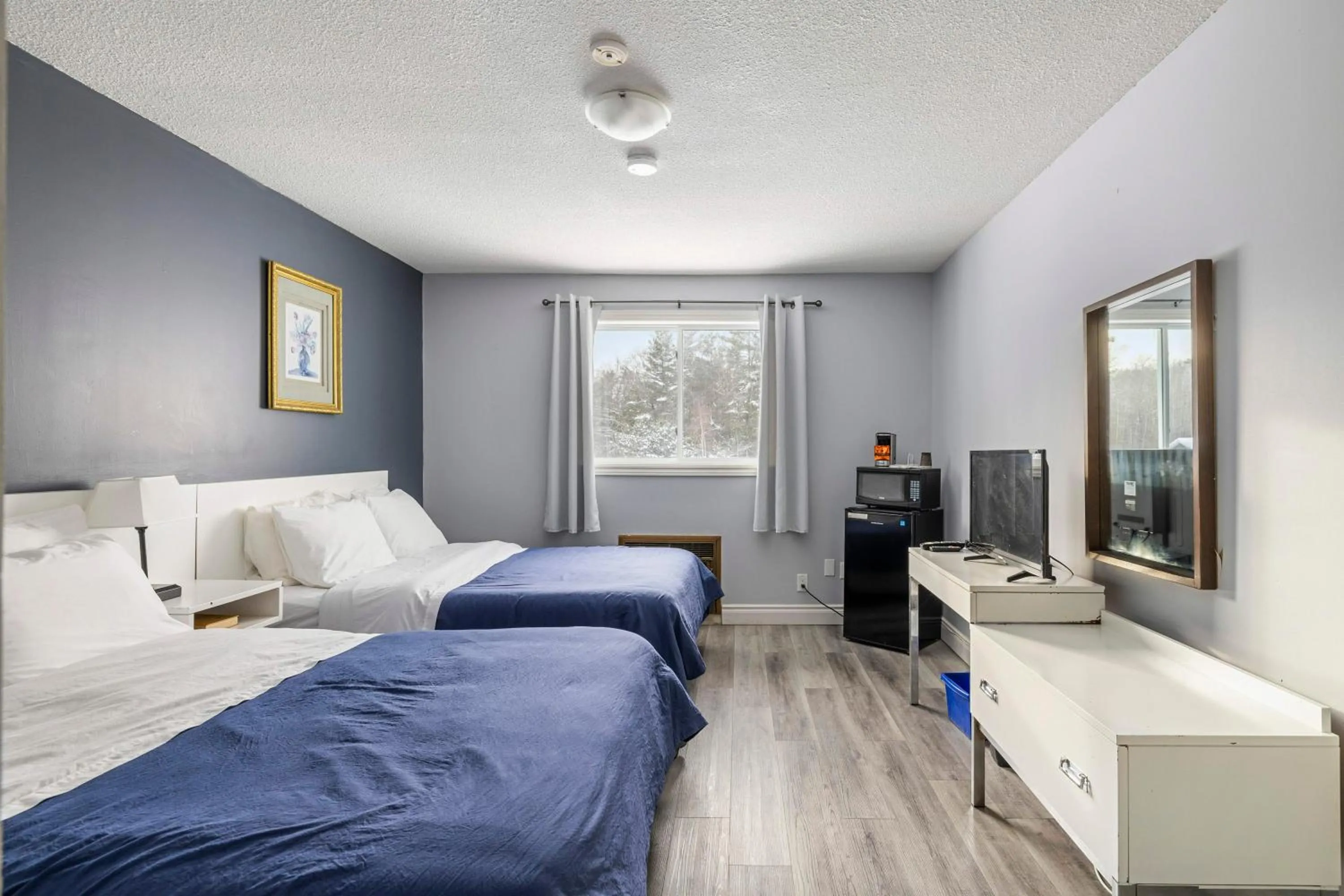 Photo of the whole room, Bed in Lakeside Inn