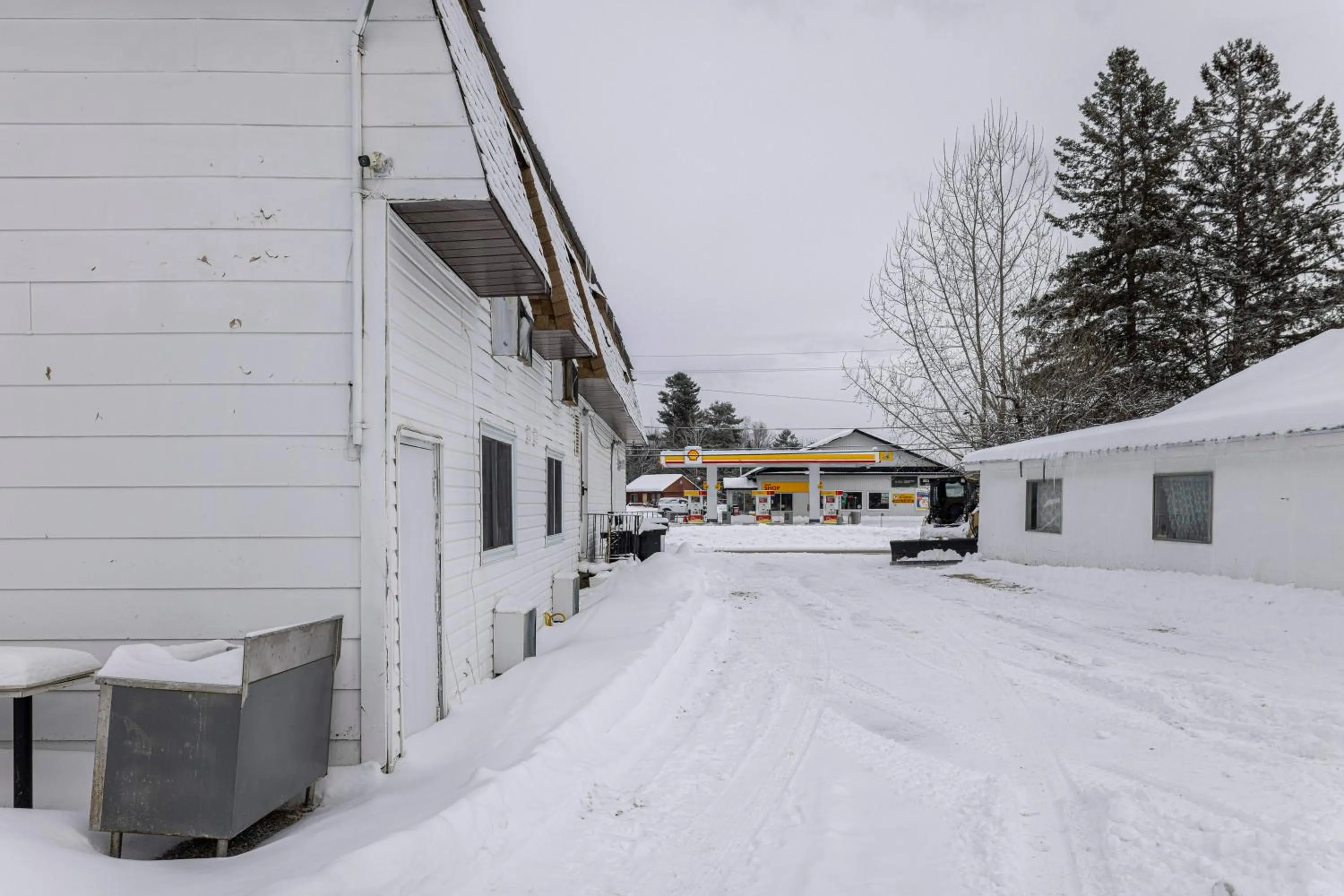 Property building in Lakeside Inn