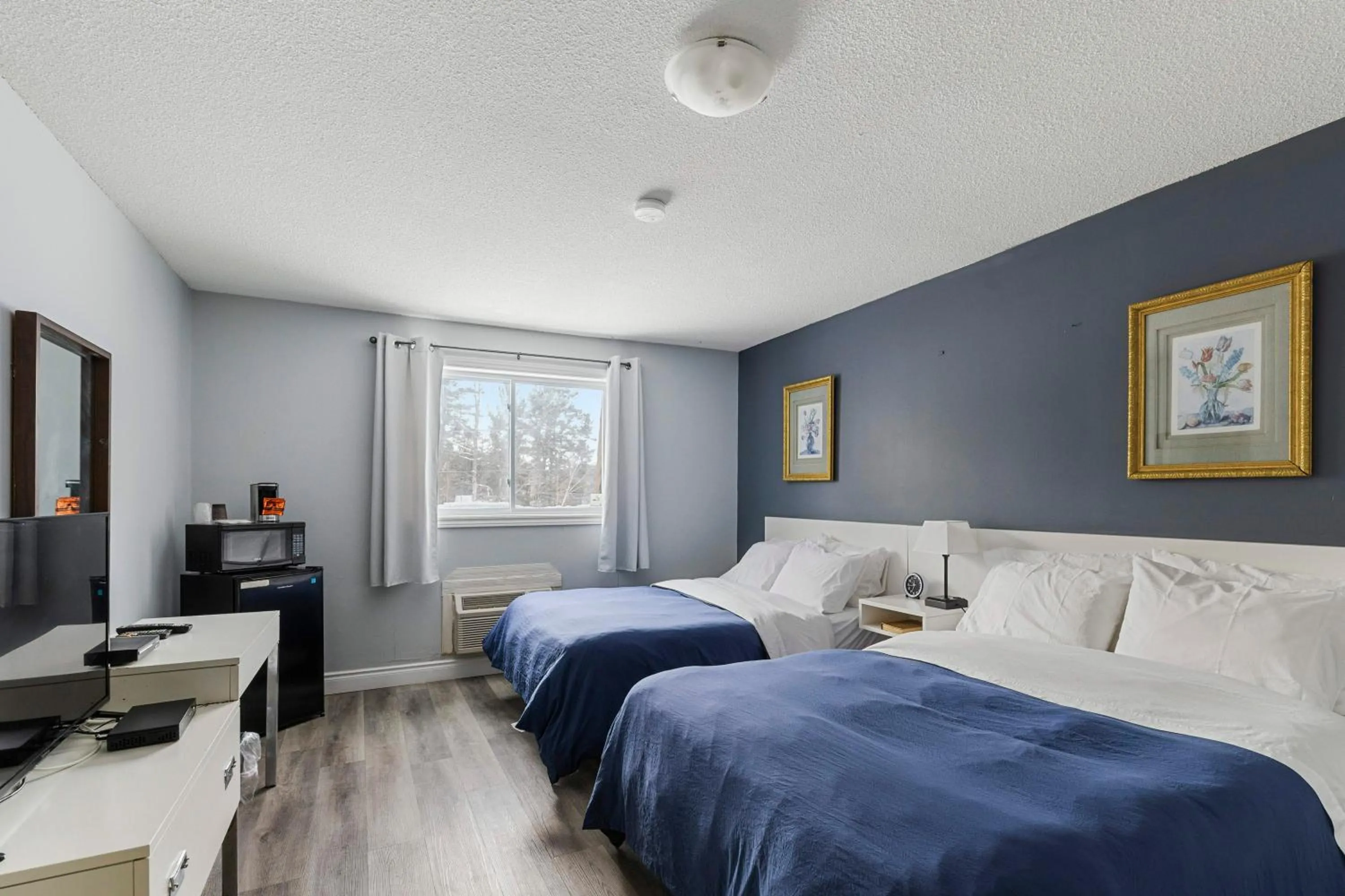 Bedroom, Bed in Lakeside Inn
