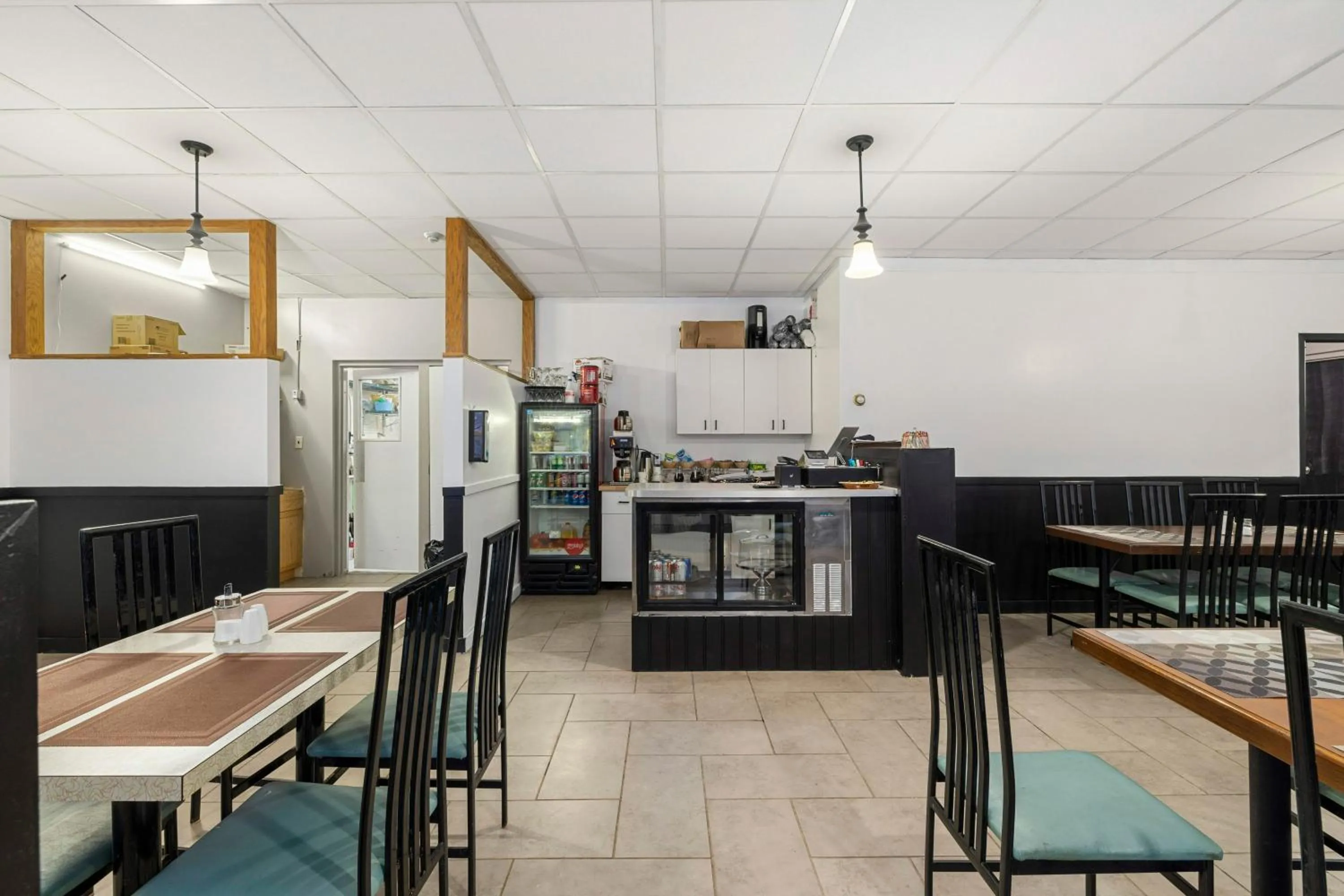 Dining area in Lakeside Inn