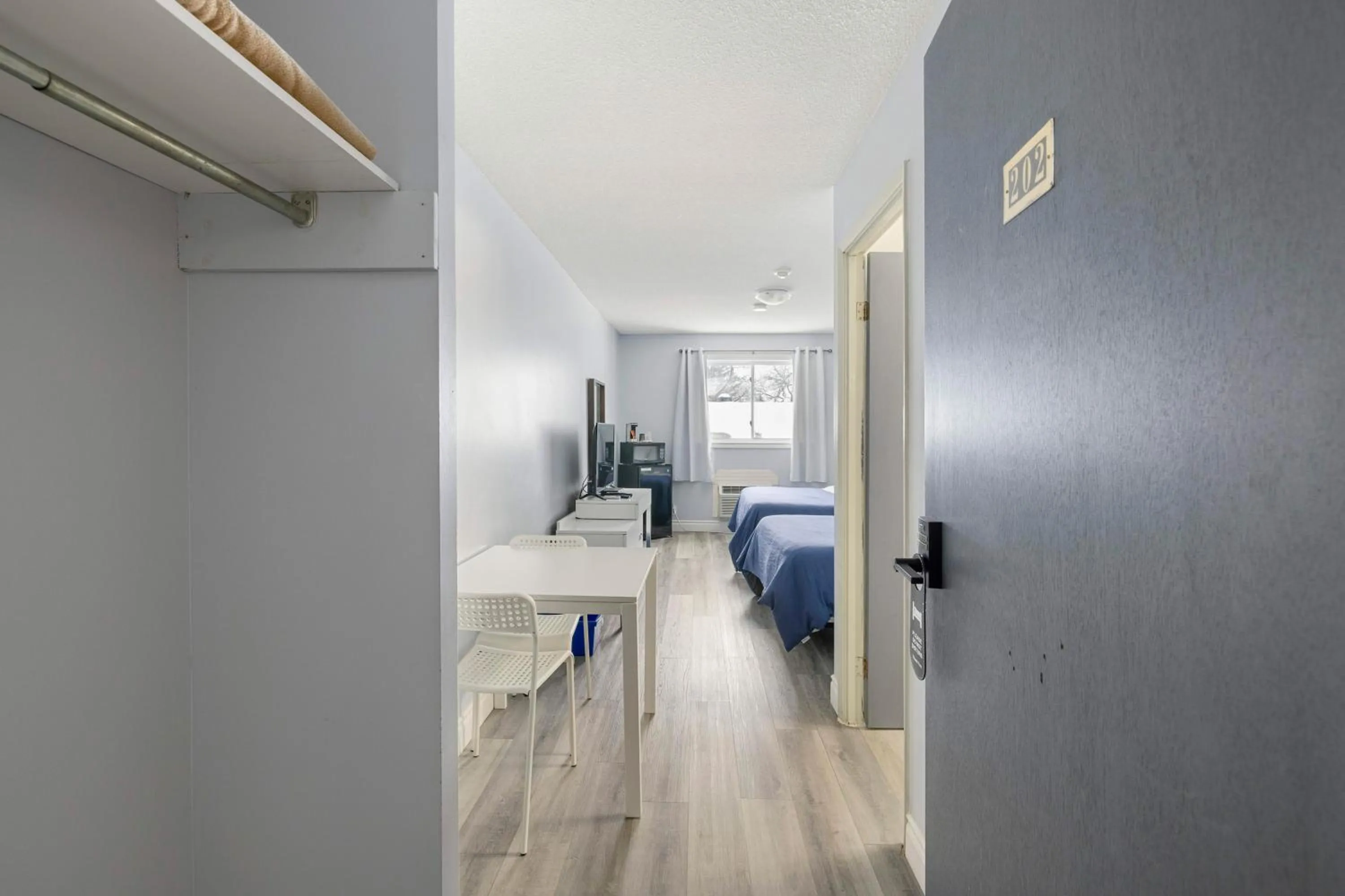 Photo of the whole room, Bed in Lakeside Inn