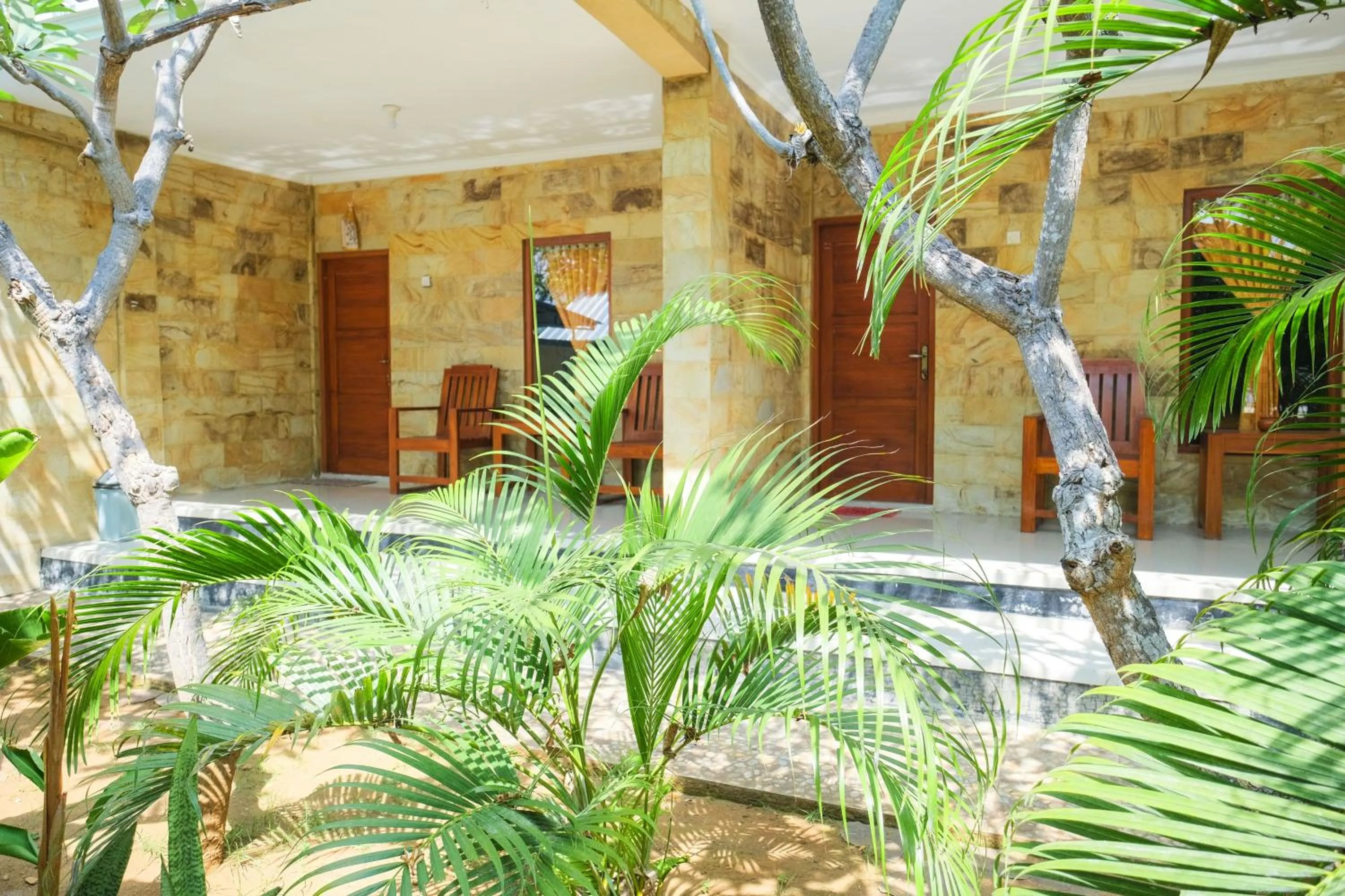 Balcony/Terrace in RedDoorz at Tanjung Alam Hotel Lovina