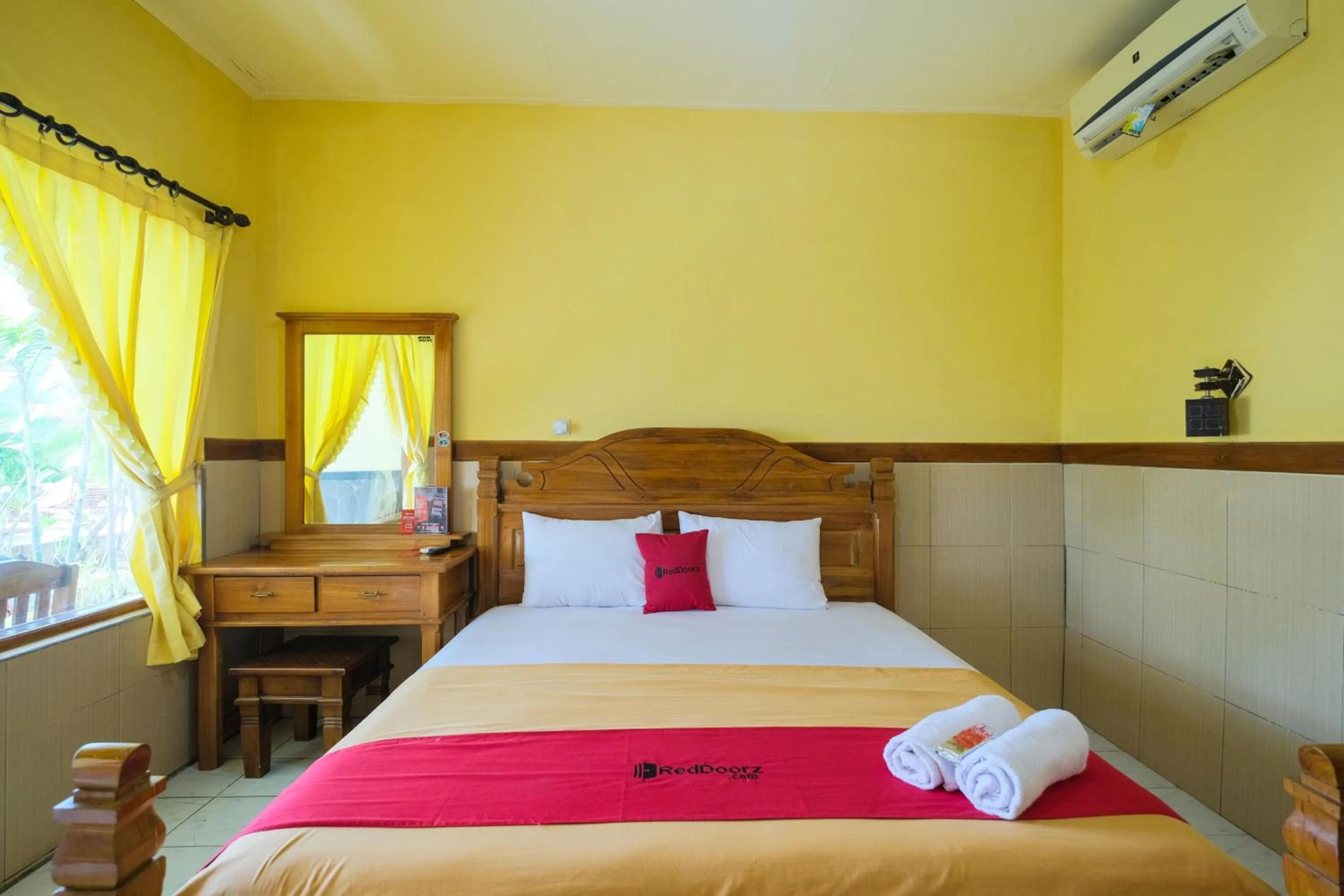 Bedroom, Bed in RedDoorz at Tanjung Alam Hotel Lovina