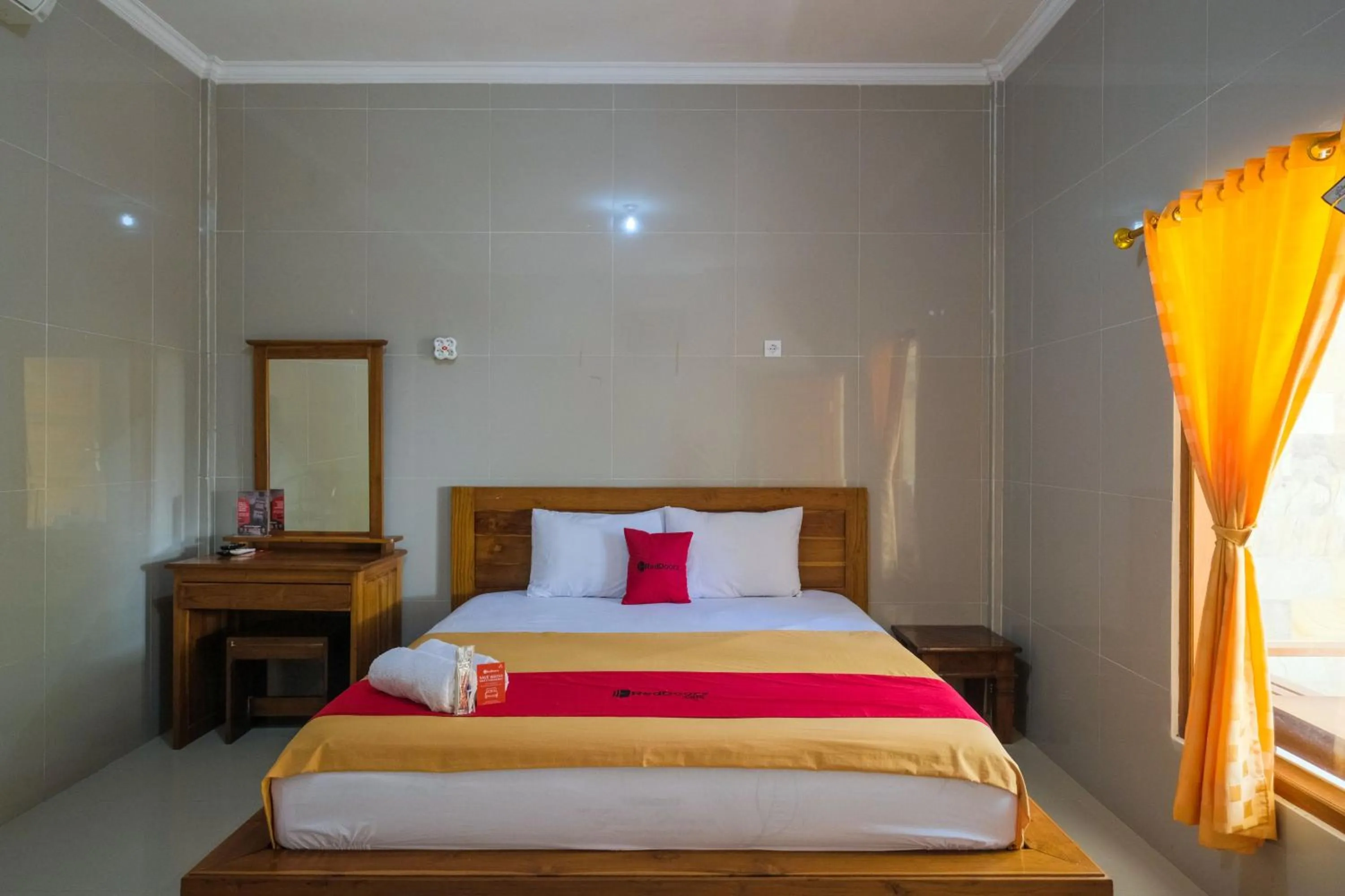 Bedroom, Bed in RedDoorz at Tanjung Alam Hotel Lovina