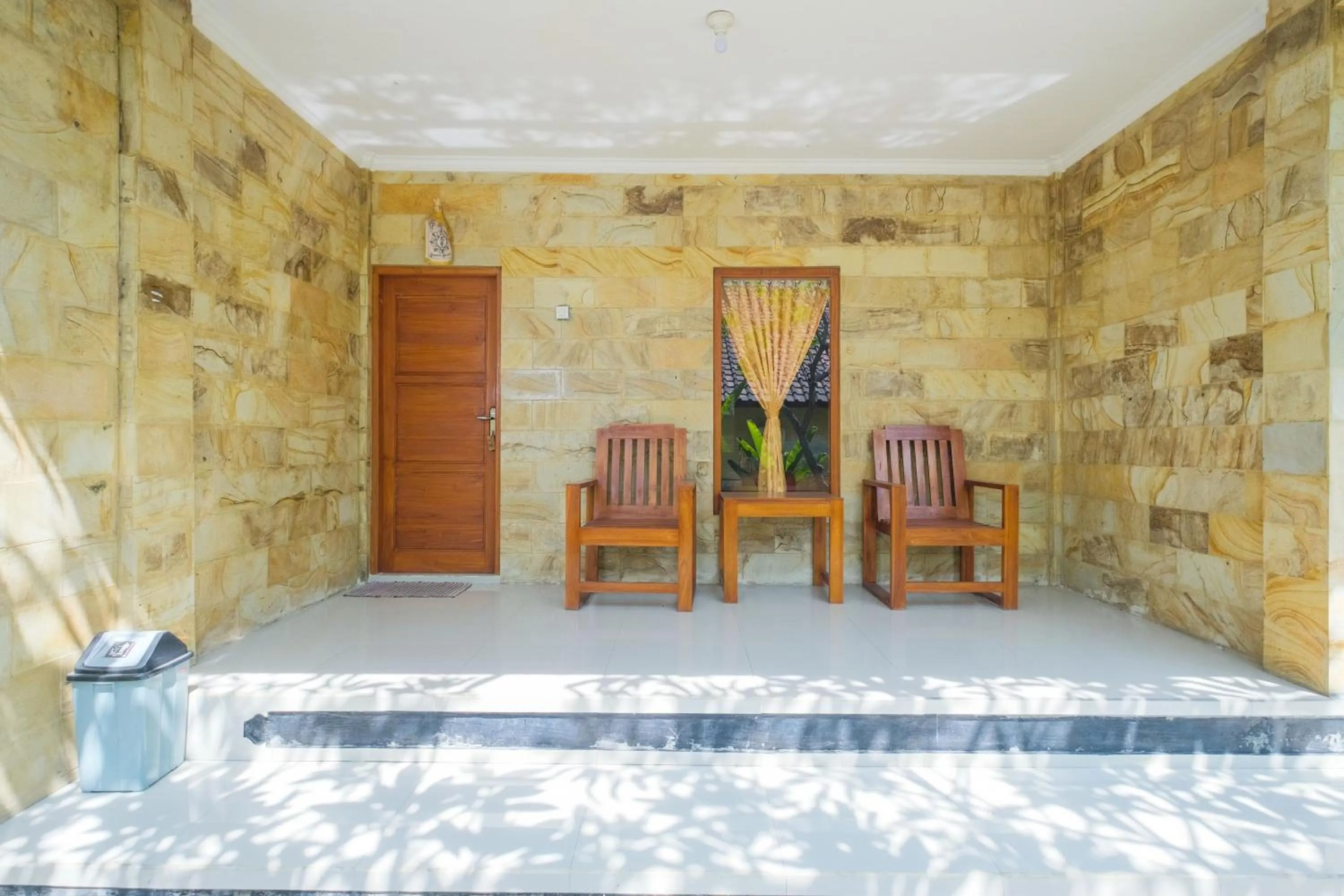 Seating area in RedDoorz at Tanjung Alam Hotel Lovina