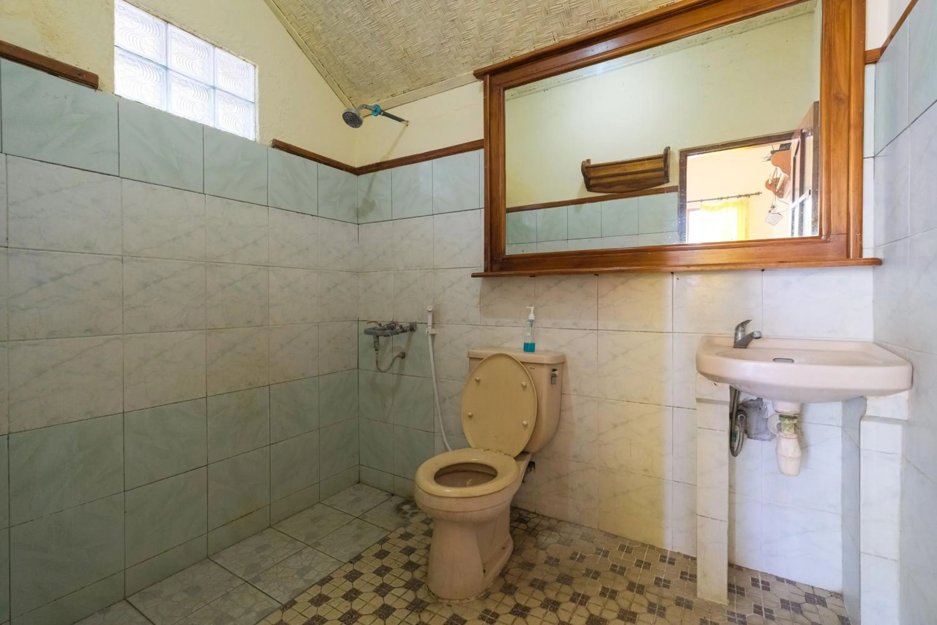 Bathroom in RedDoorz at Tanjung Alam Hotel Lovina