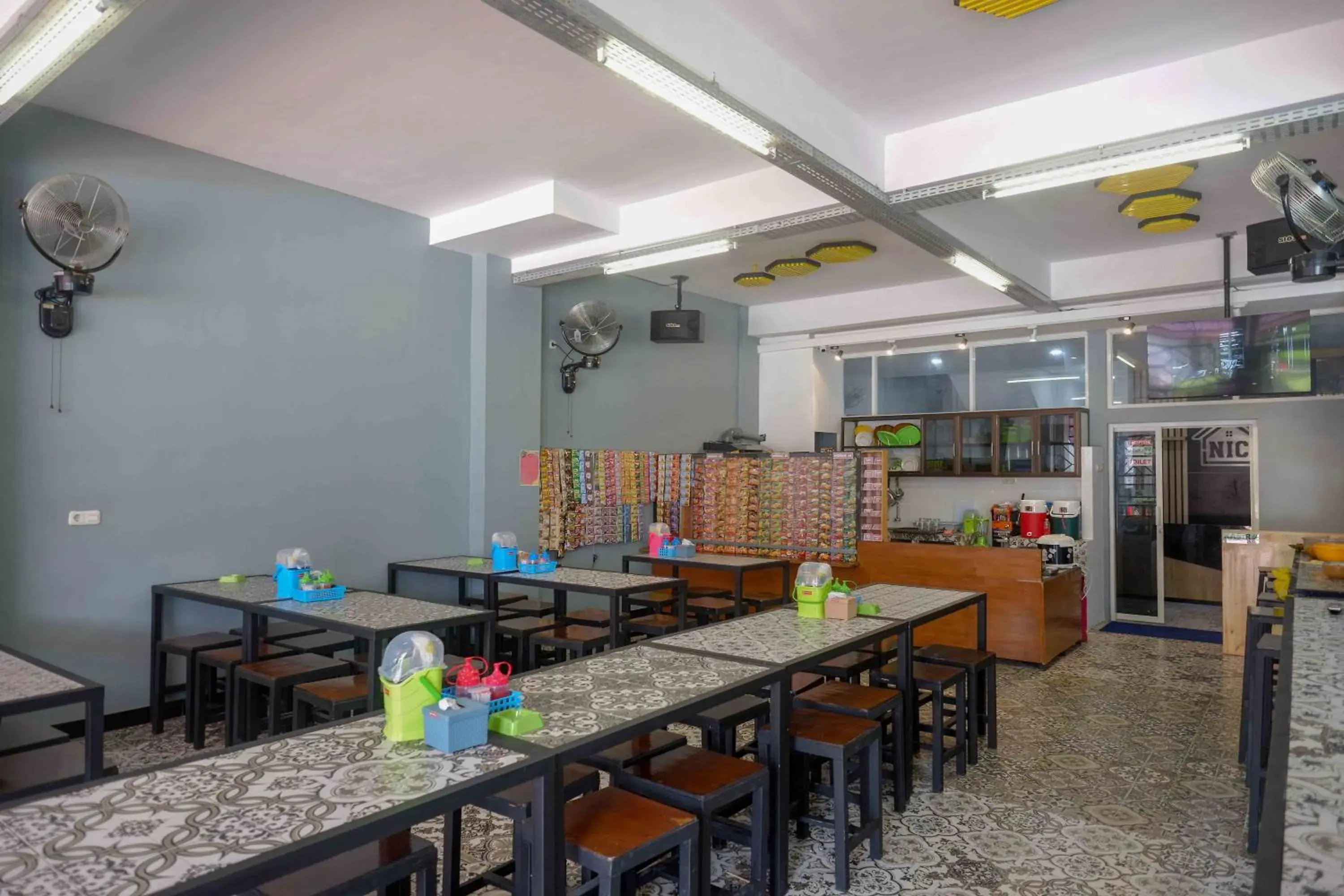 Property building in RedDoorz Plus near Patung Kuda Undip Property building in RedDoorz Plus near Patung Kuda Undip