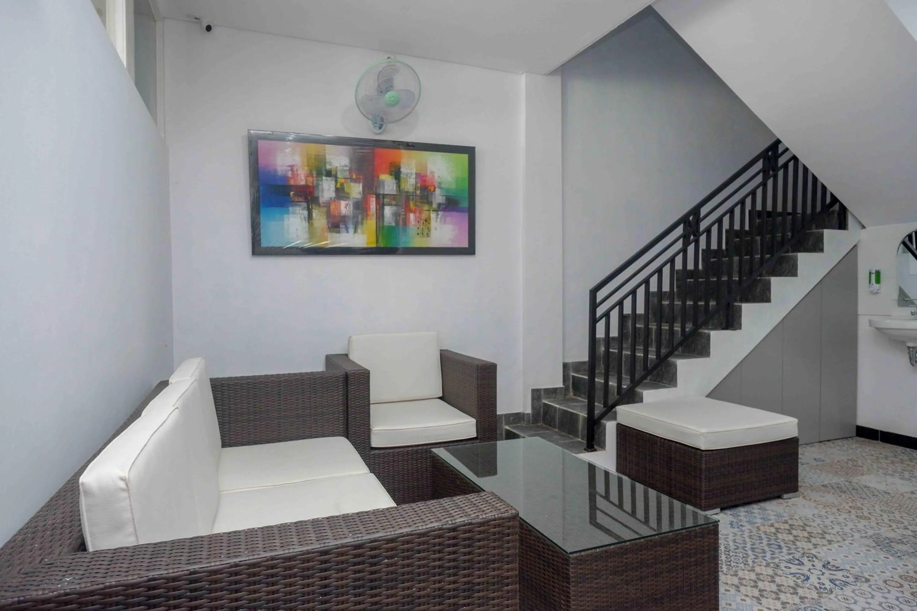 Seating area in RedDoorz Plus near Patung Kuda Undip