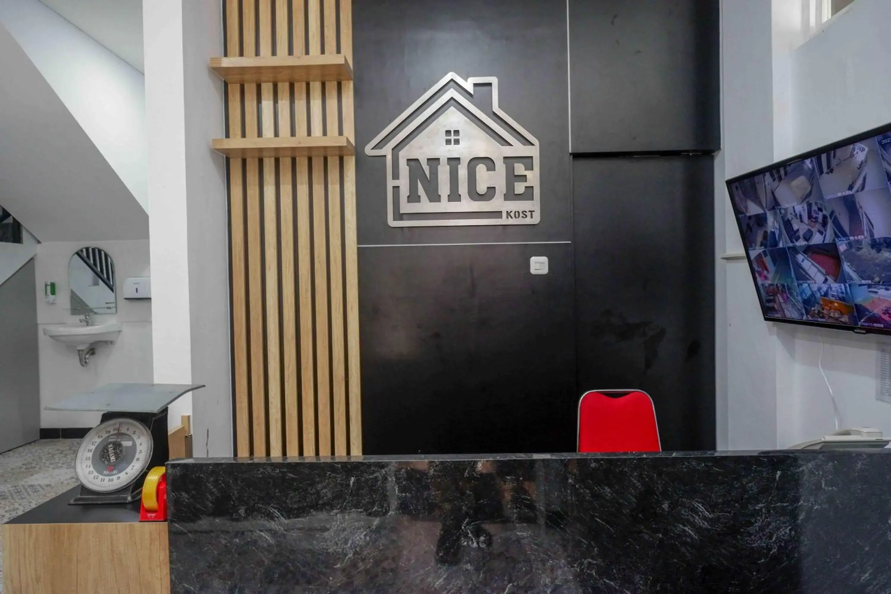 Lobby or reception in RedDoorz Plus near Patung Kuda Undip Lobby or reception in RedDoorz Plus near Patung Kuda Undip