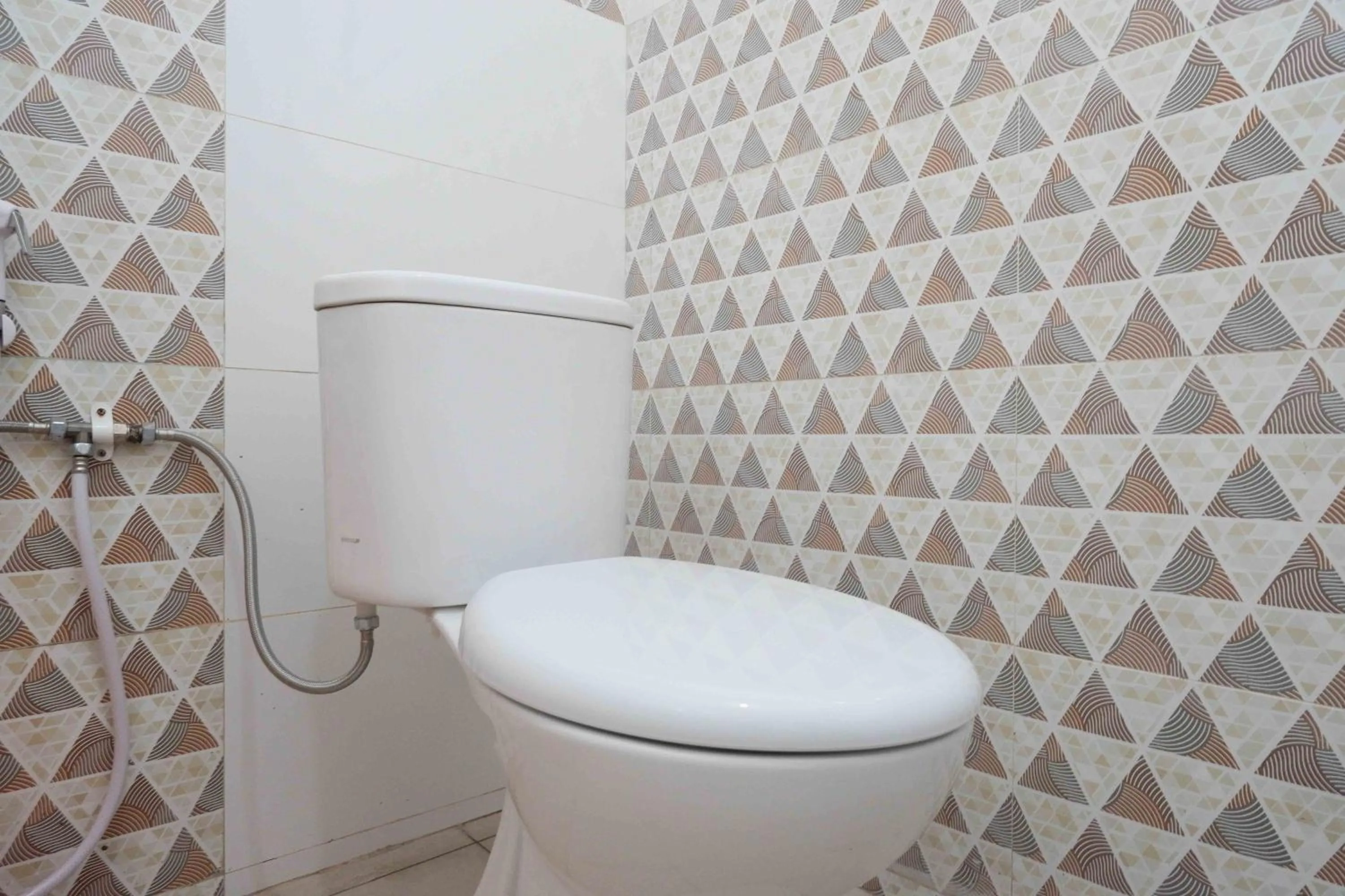 Bathroom in RedDoorz Plus near Patung Kuda Undip