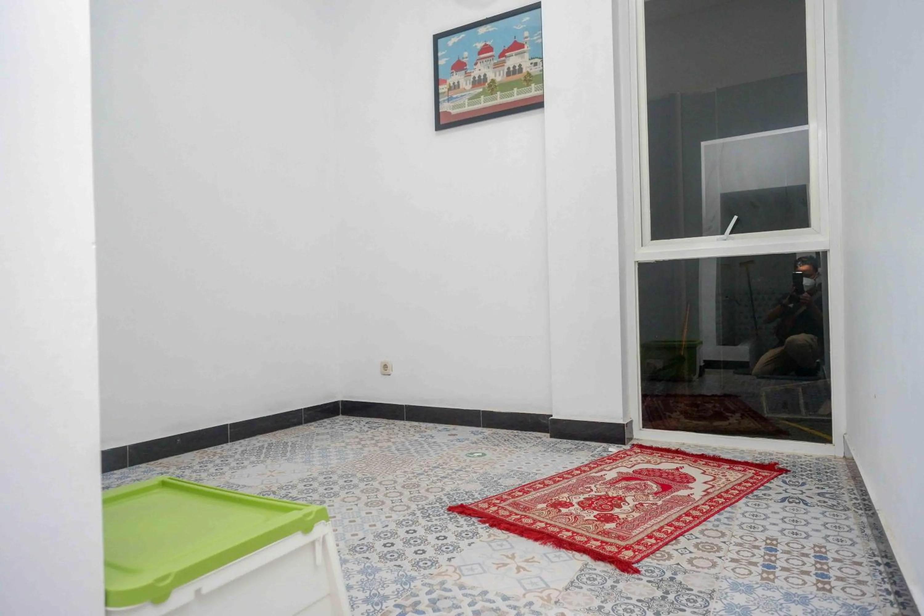 Area and facilities in RedDoorz Plus near Patung Kuda Undip