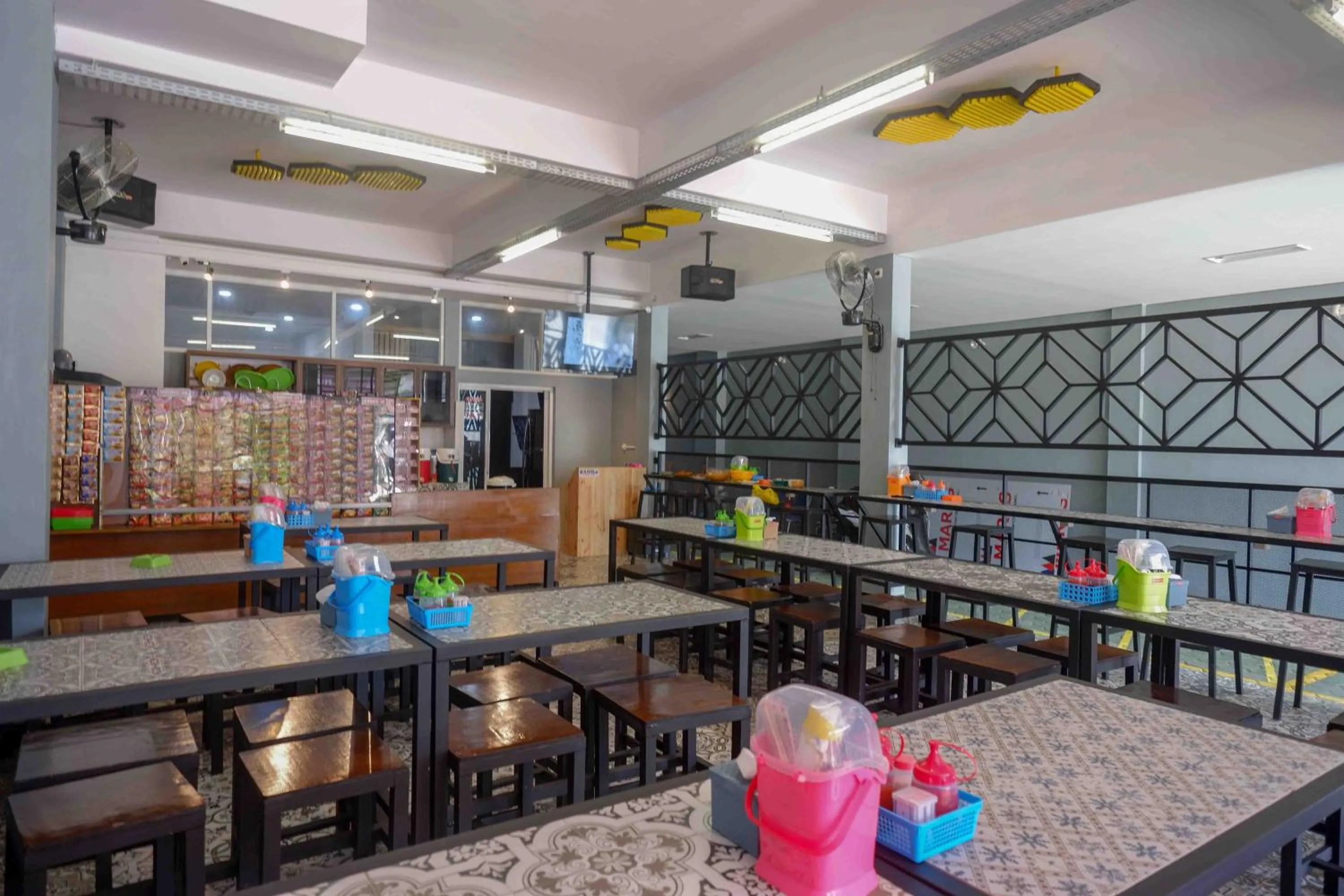 Property building in RedDoorz Plus near Patung Kuda Undip