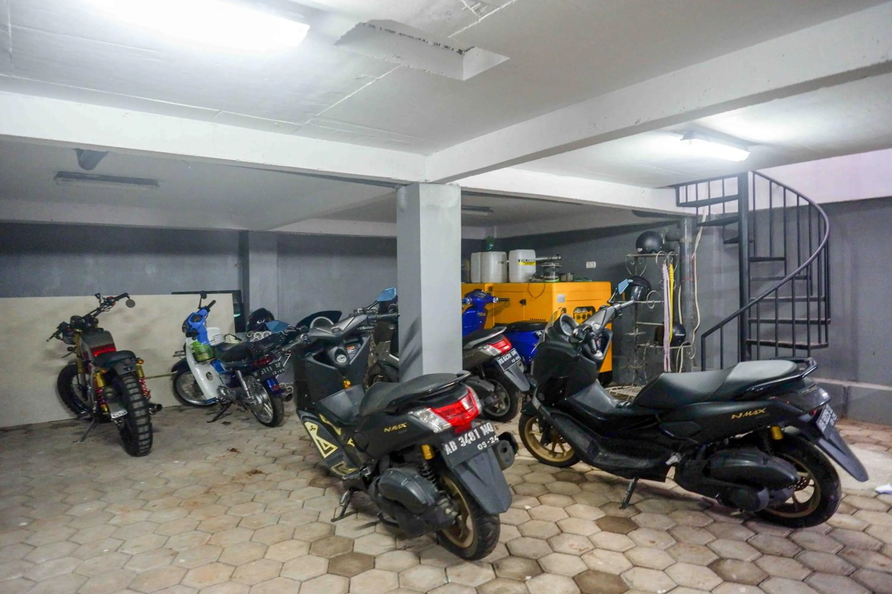 Parking in RedDoorz Plus near Patung Kuda Undip
