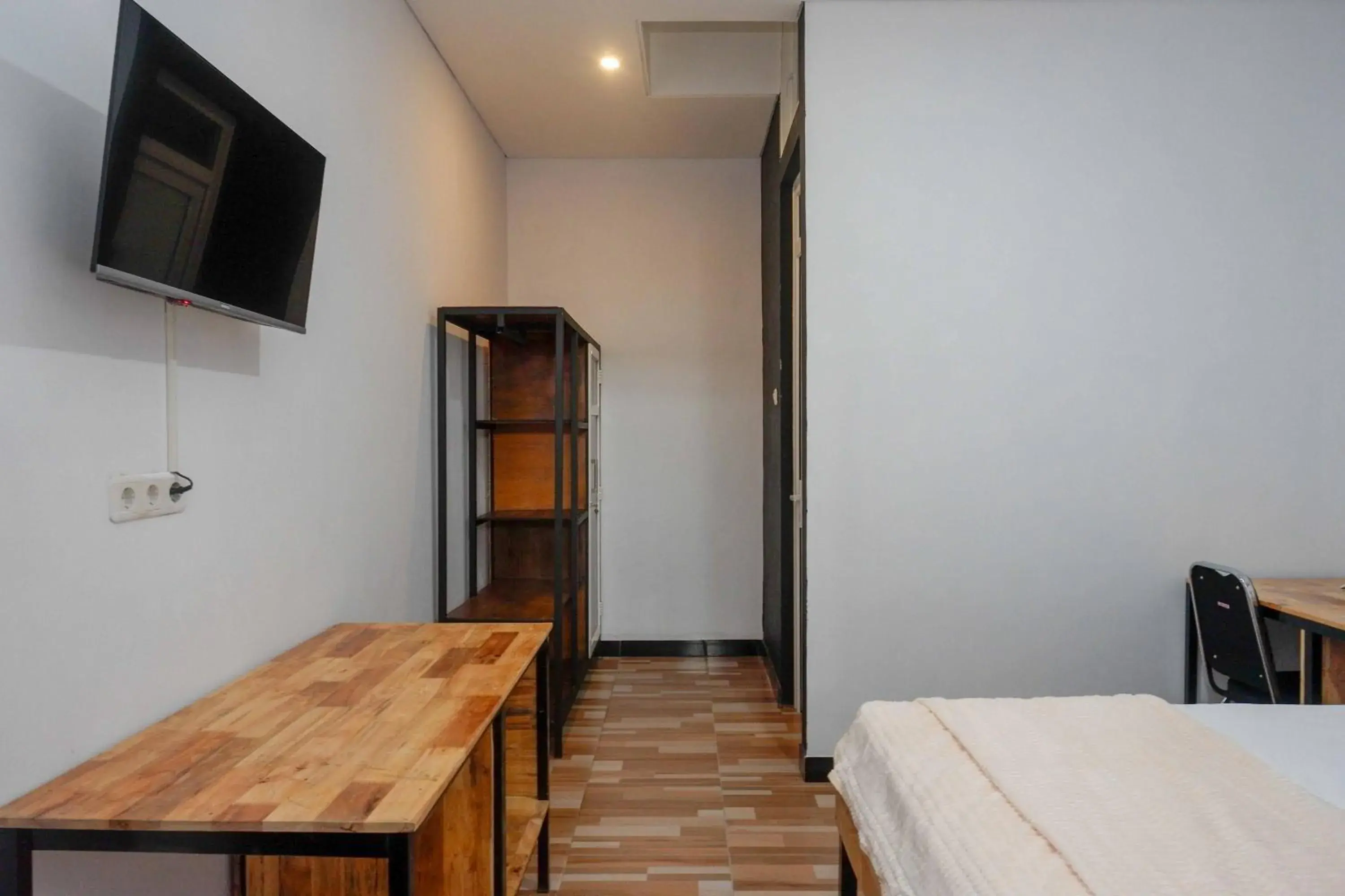 Photo of the whole room, Bed in RedDoorz Plus near Patung Kuda Undip Photo of the whole room, Bed in RedDoorz Plus near Patung Kuda Undip