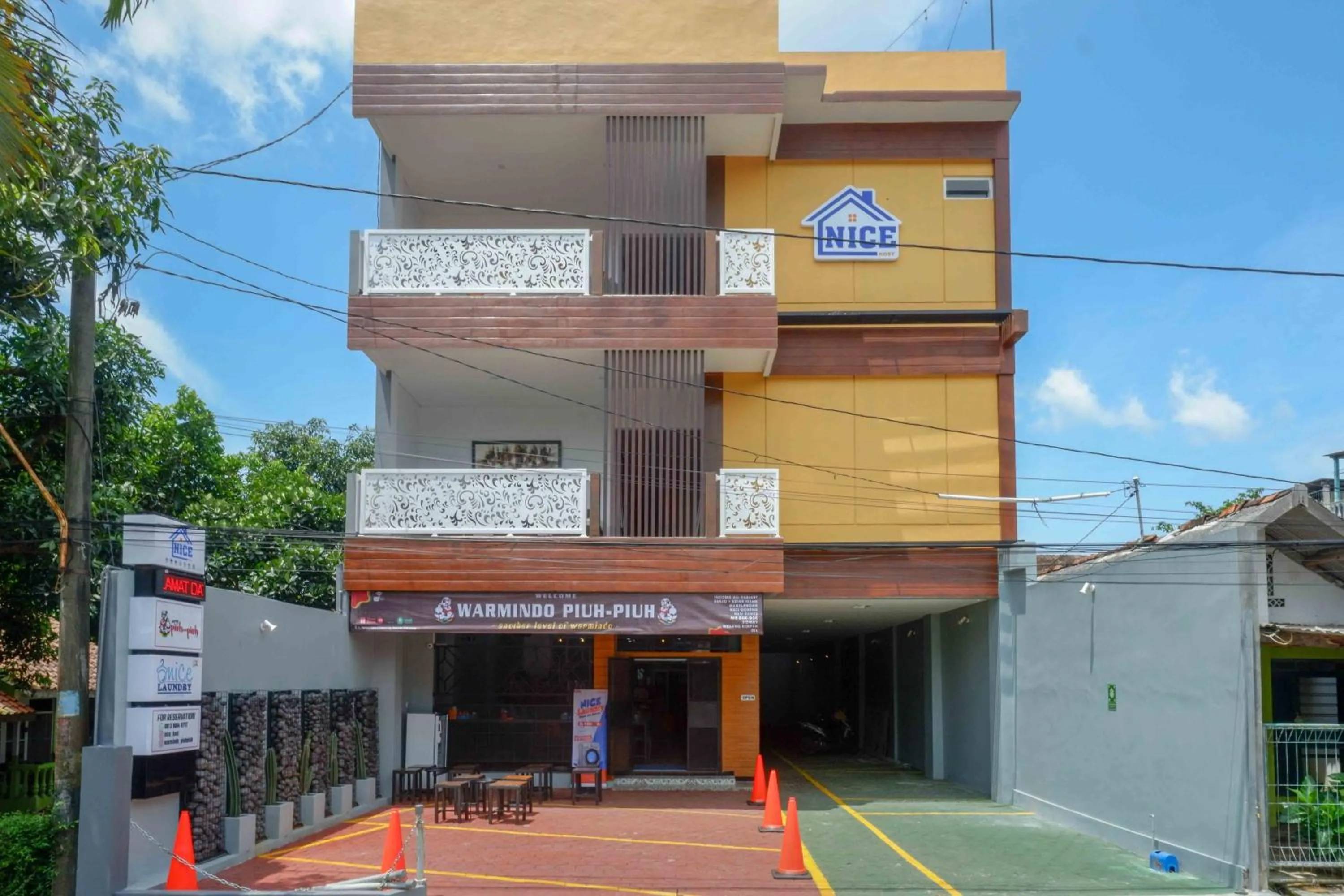 Property building in RedDoorz Plus near Patung Kuda Undip