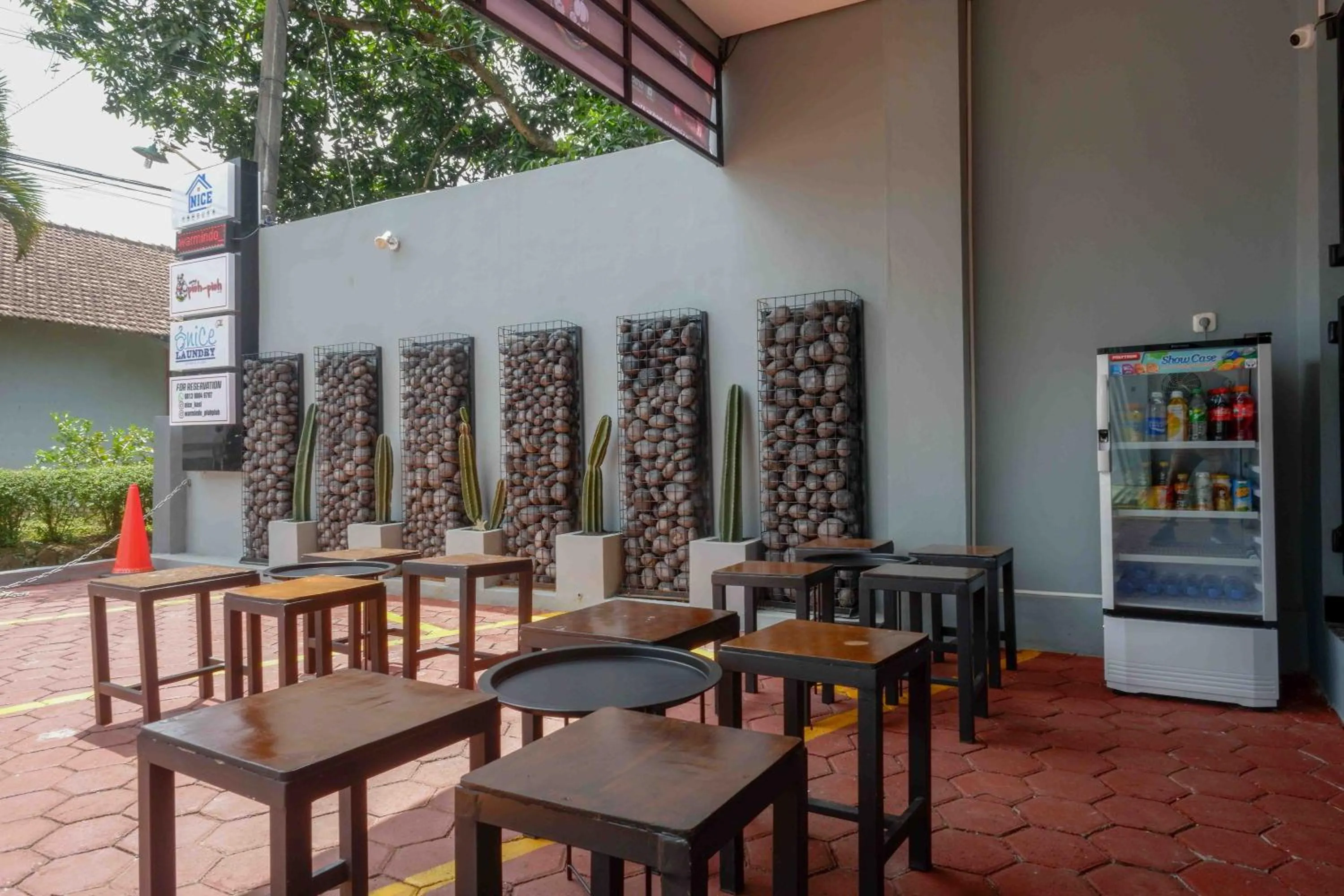 Seating area in RedDoorz Plus near Patung Kuda Undip