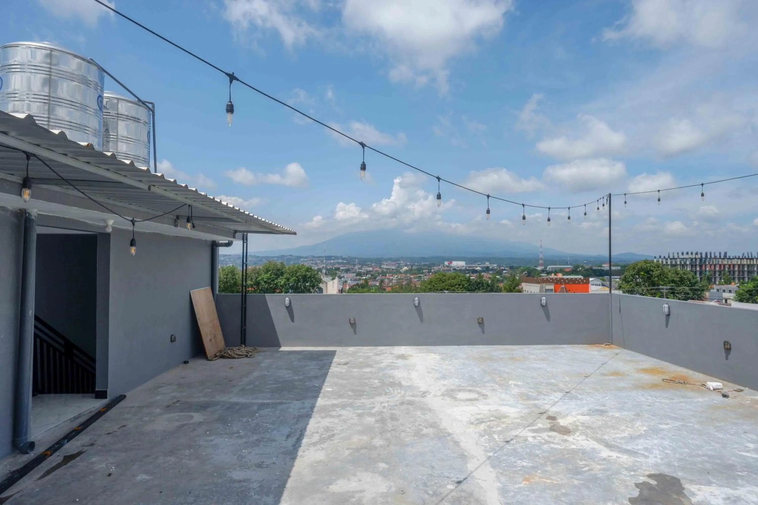 Property building in RedDoorz Plus near Patung Kuda Undip