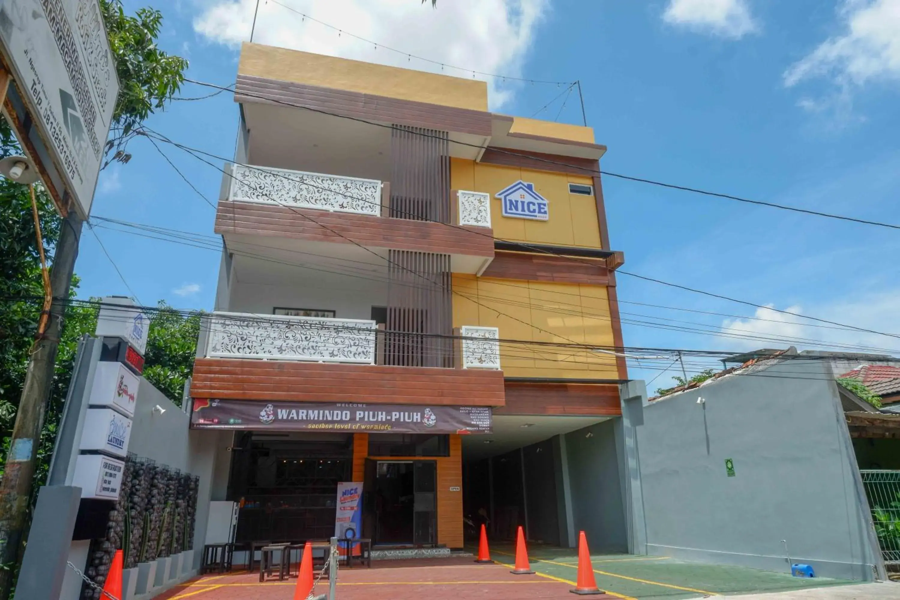 Property building in RedDoorz Plus near Patung Kuda Undip Property building in RedDoorz Plus near Patung Kuda Undip