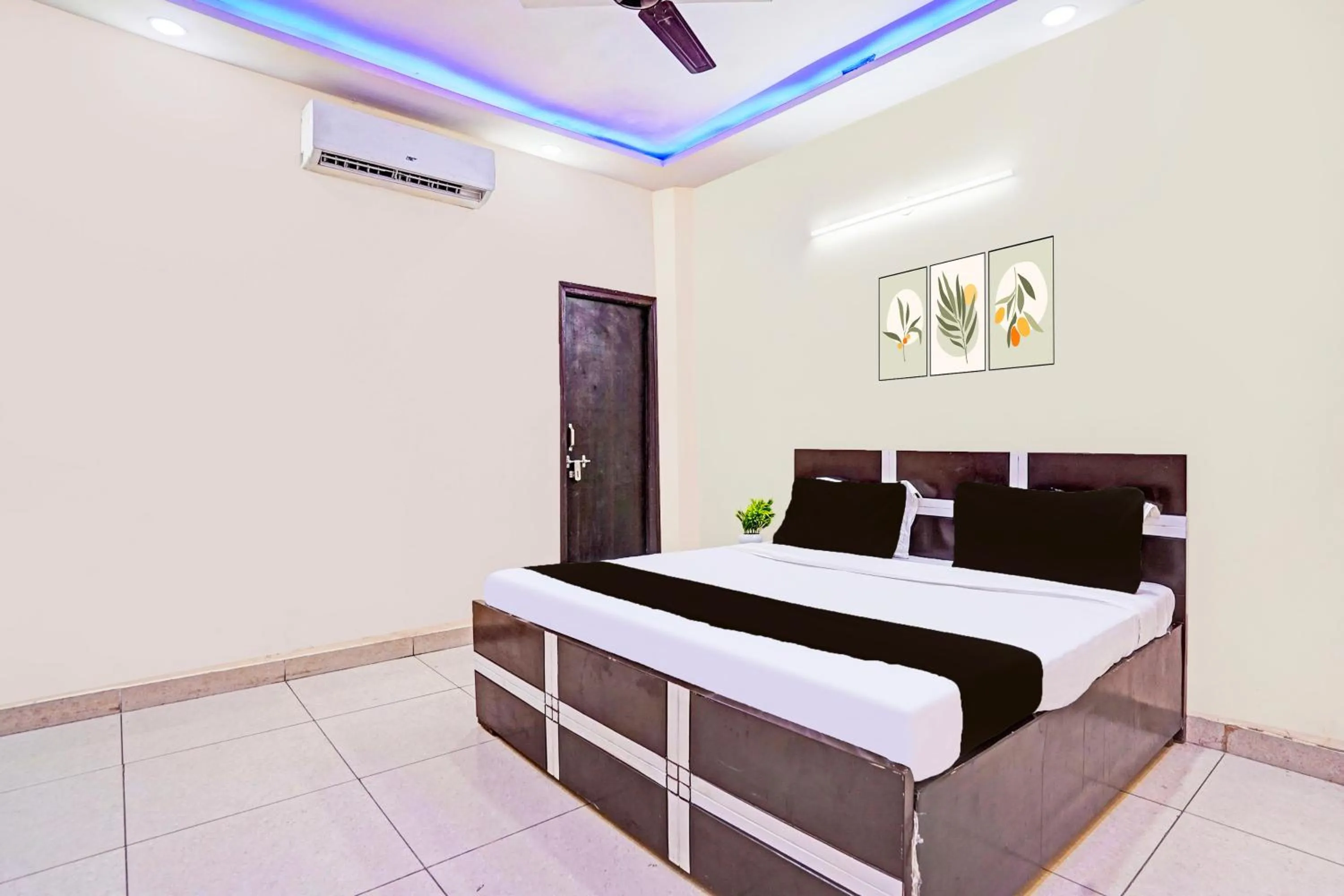 Bedroom, Bed in Hotel O Royal Inn