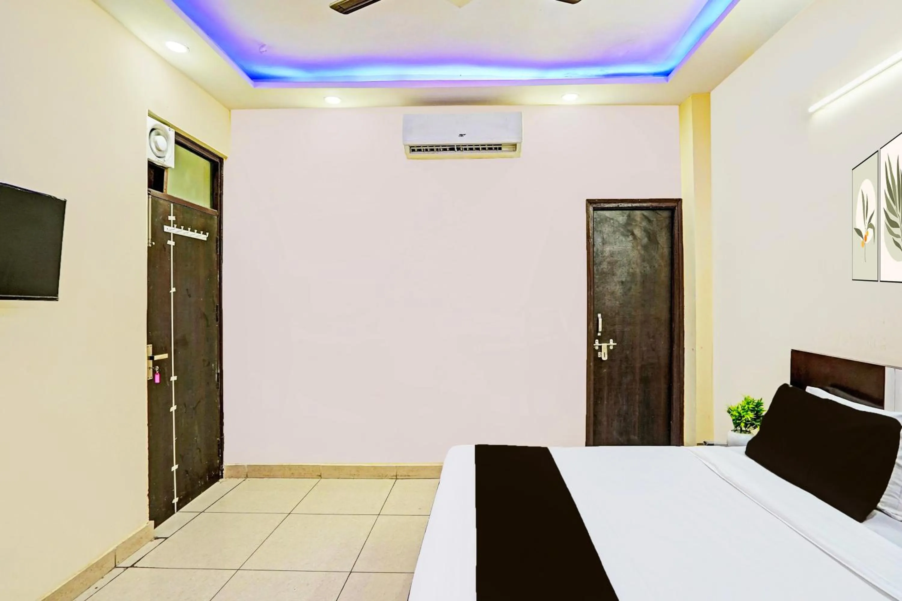 Bedroom, Bed in Hotel O Royal Inn