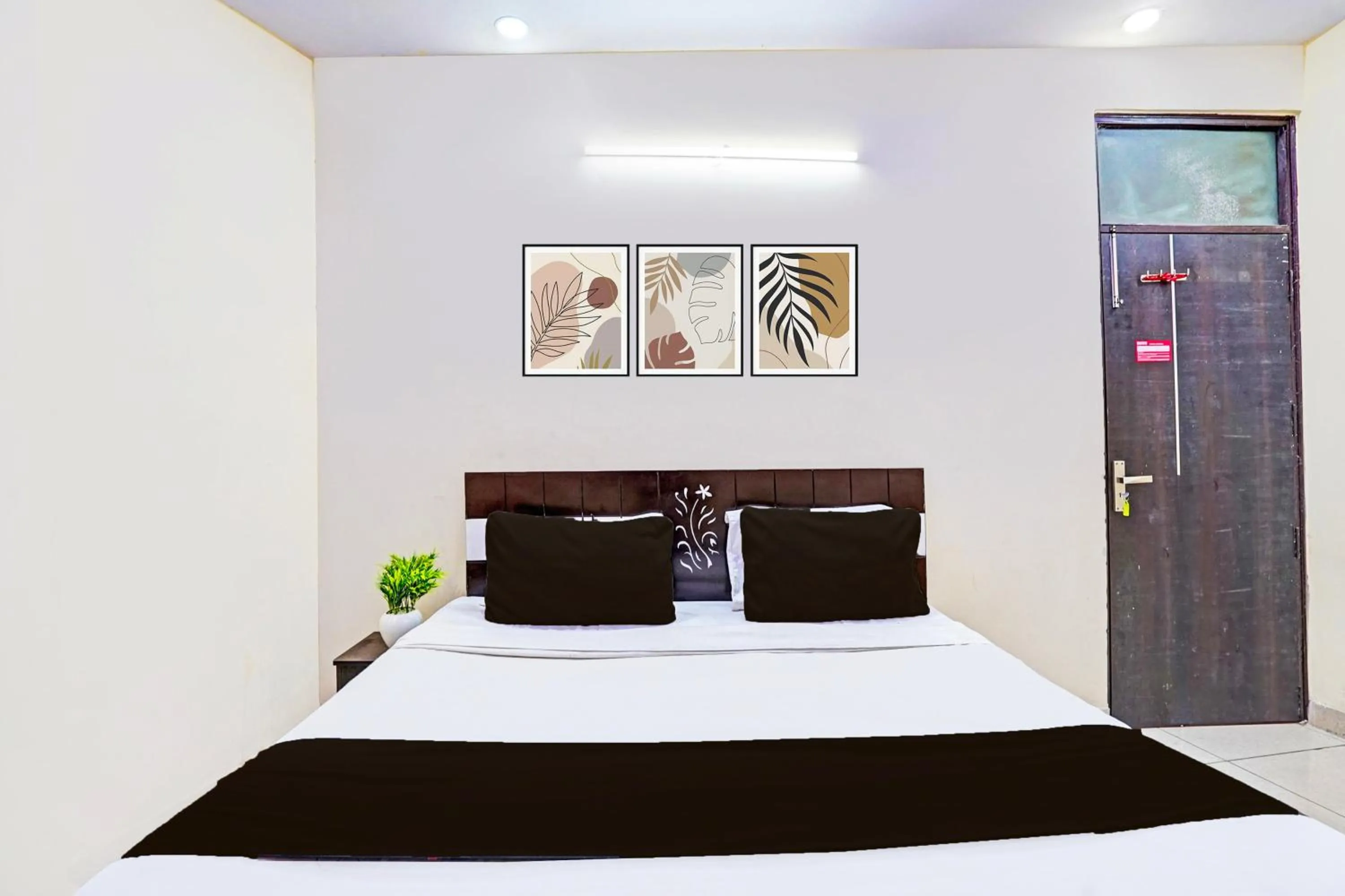 Bedroom, Bed in Hotel O Royal Inn