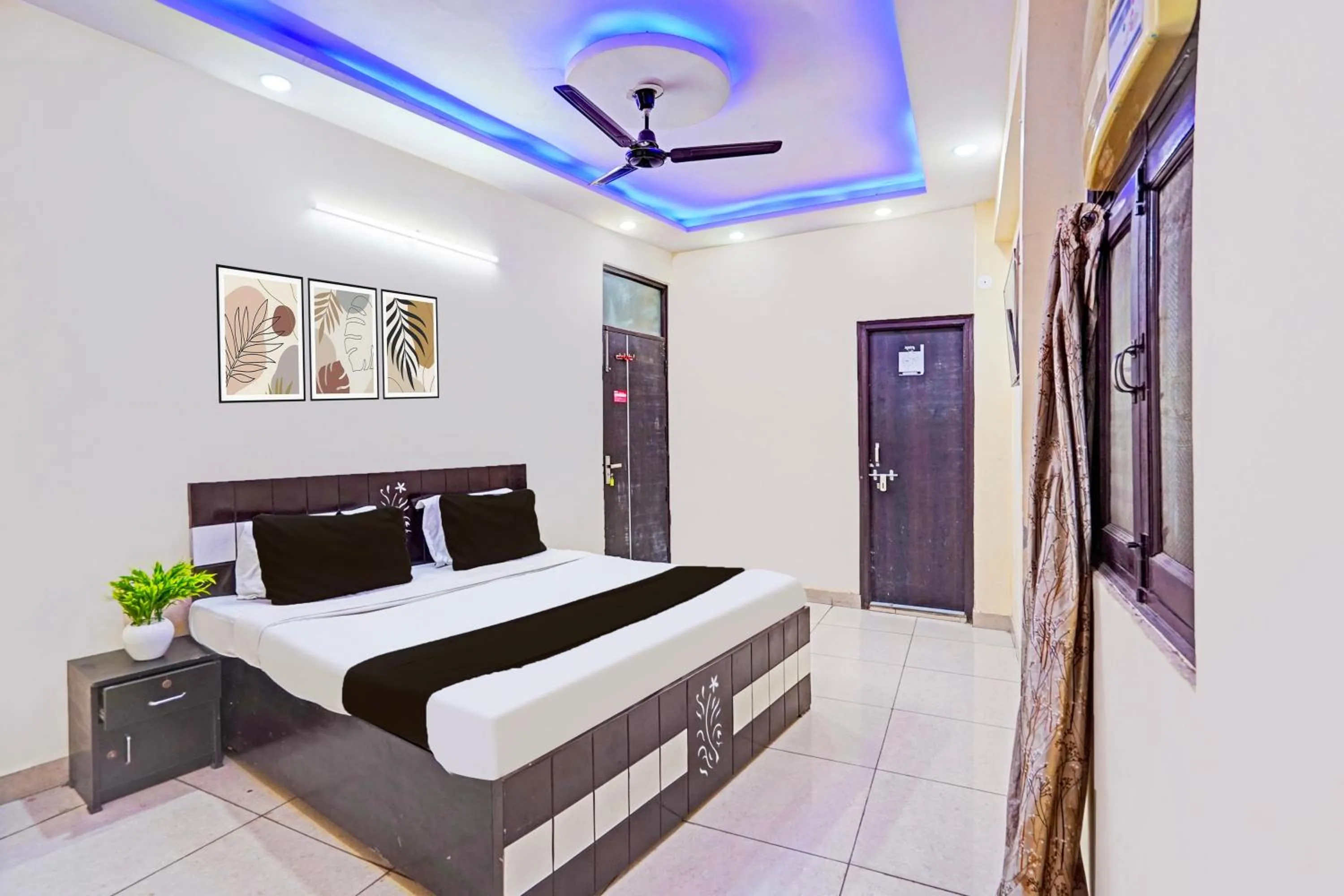 Facade/entrance, Bed in Hotel O Royal Inn