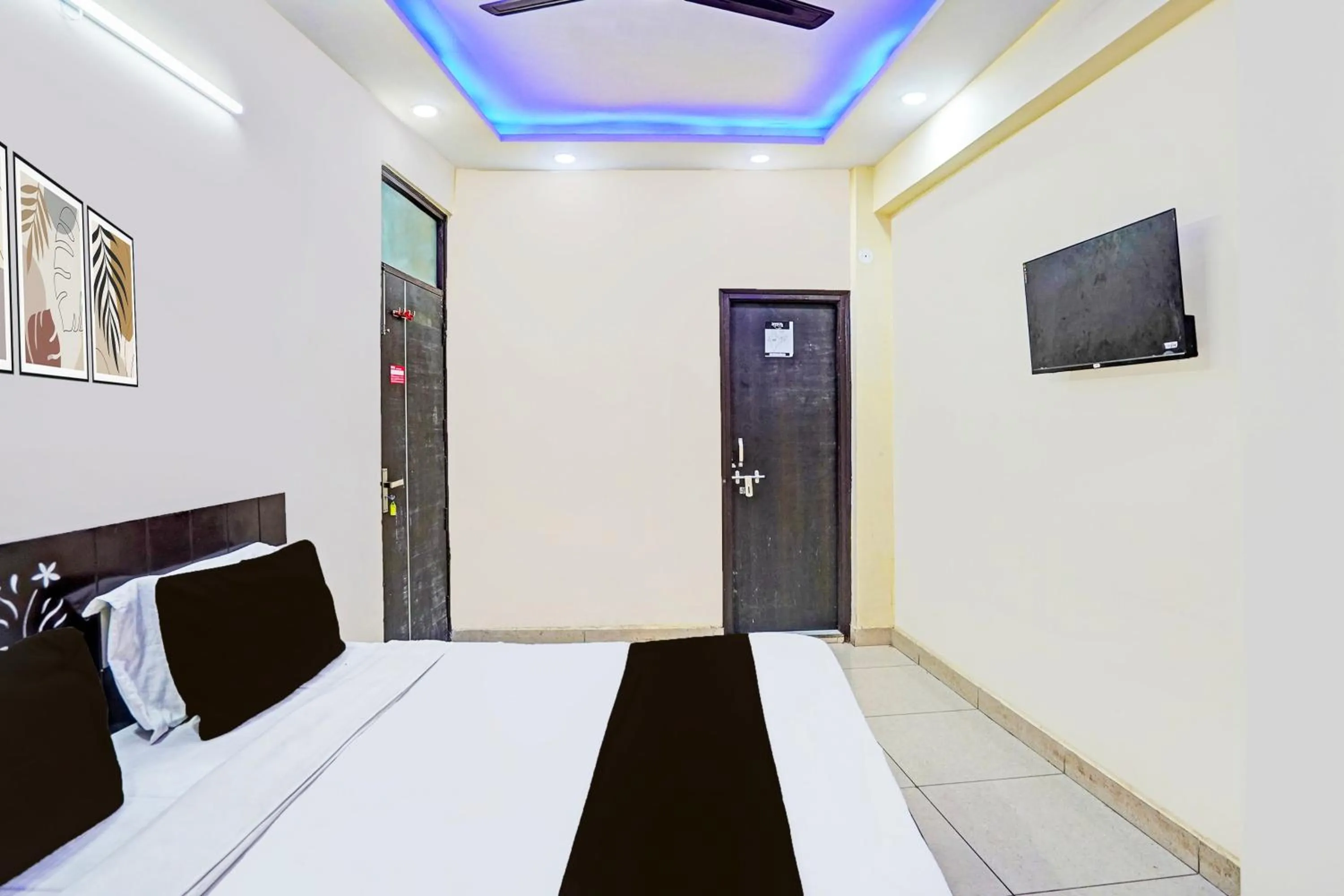 Bedroom, Bed in Hotel O Royal Inn