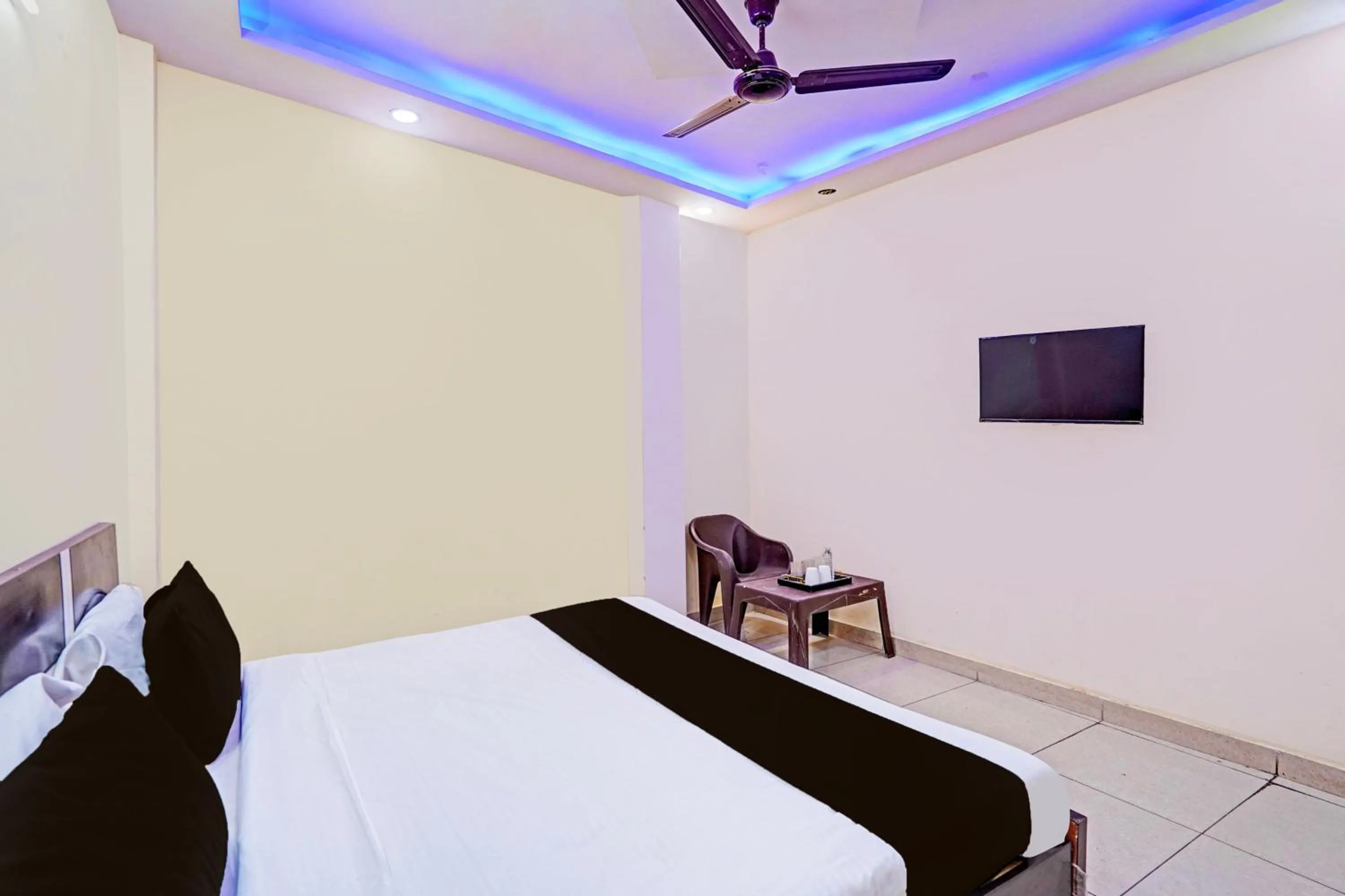 Bedroom, Bed in Hotel O Royal Inn