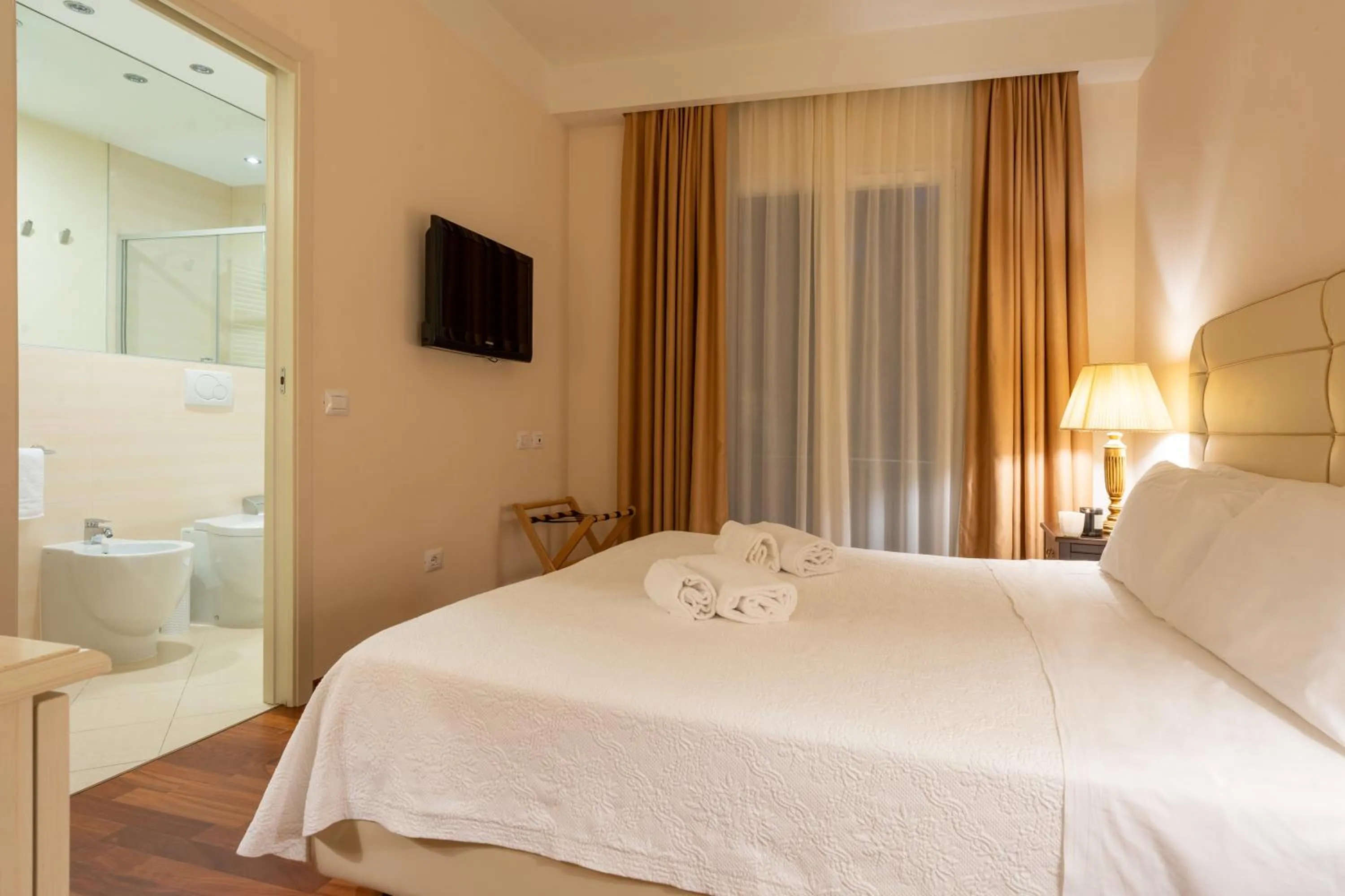 Bathroom, Bed in M House Art Hotel