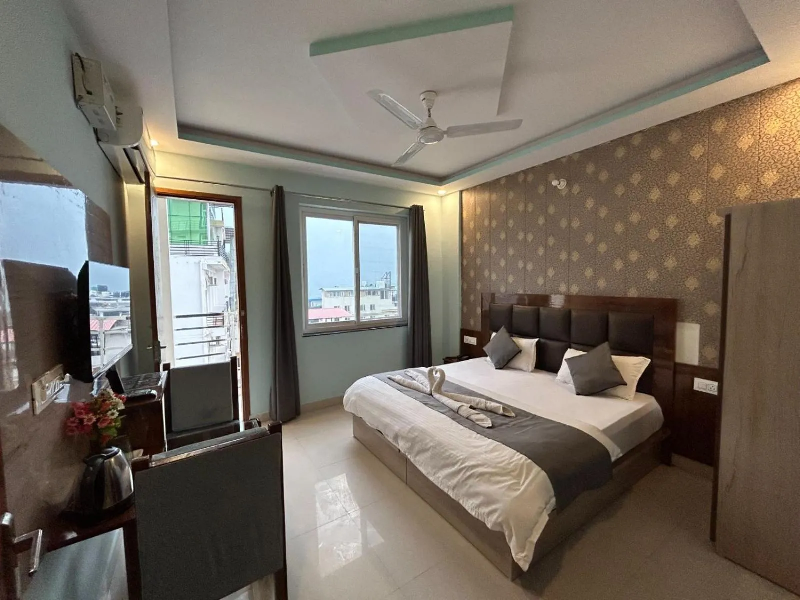 Shower, Bed in Hotel Kaanha Residency Inn By Shree Krishna Hospitality