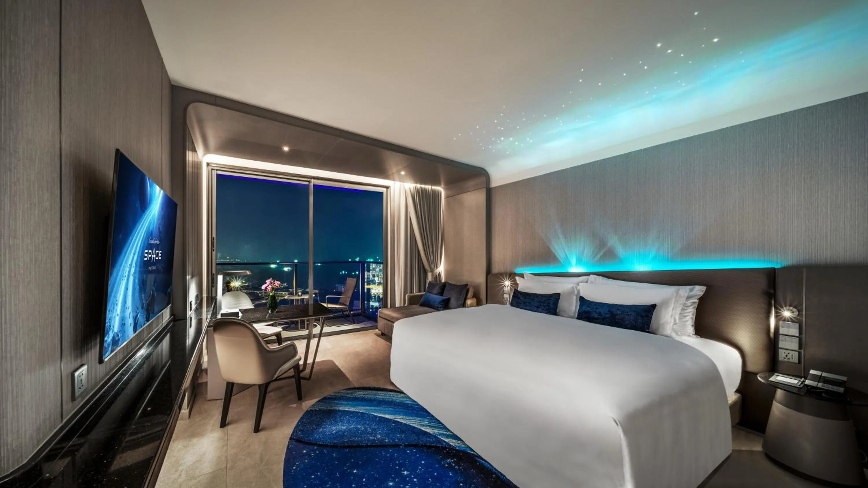 Bedroom, Bed in Grande Centre Point Space Pattaya