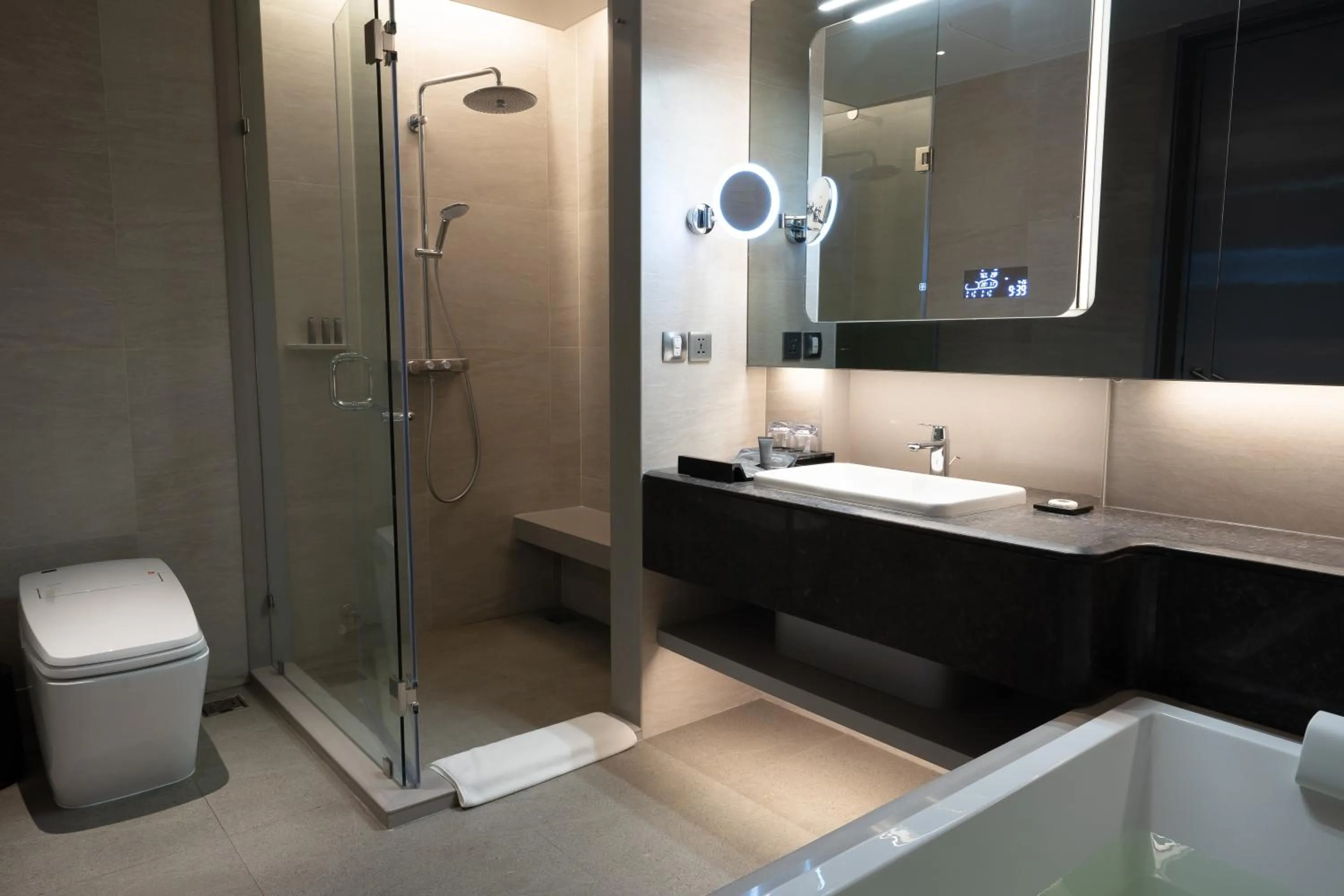 Shower in Grande Centre Point Space Pattaya