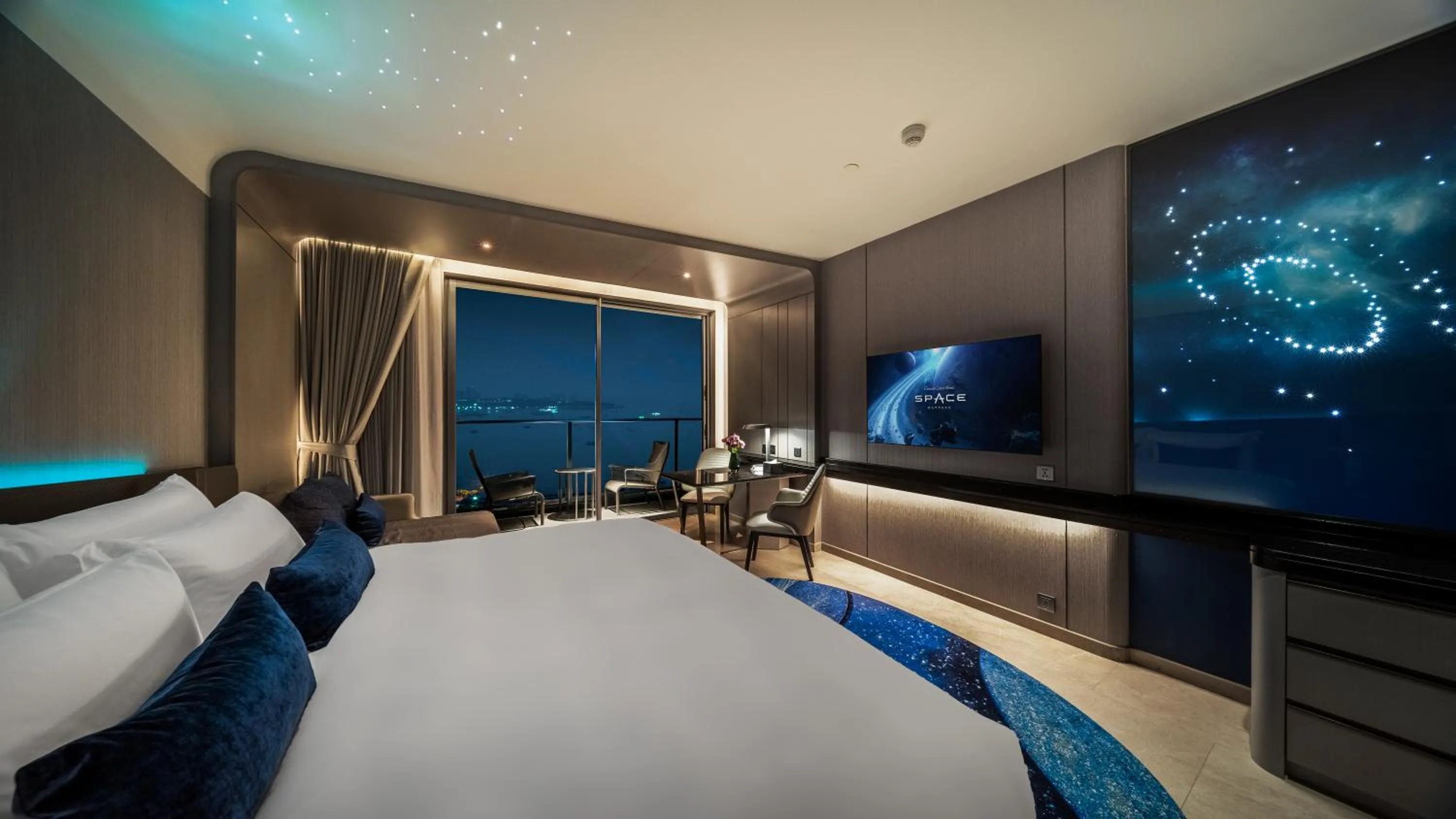 Bed in Grande Centre Point Space Pattaya